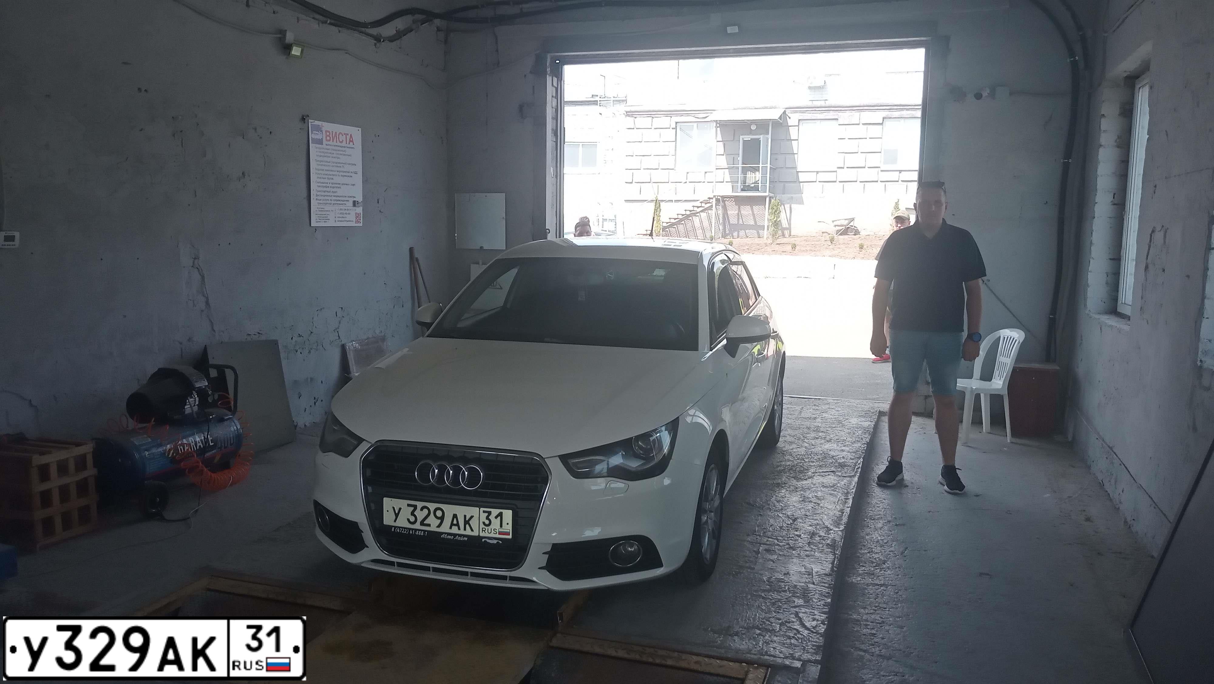 Фото автомобиля AUDI A1, 2013 — госномер У689РТ136. Цвет: Белый