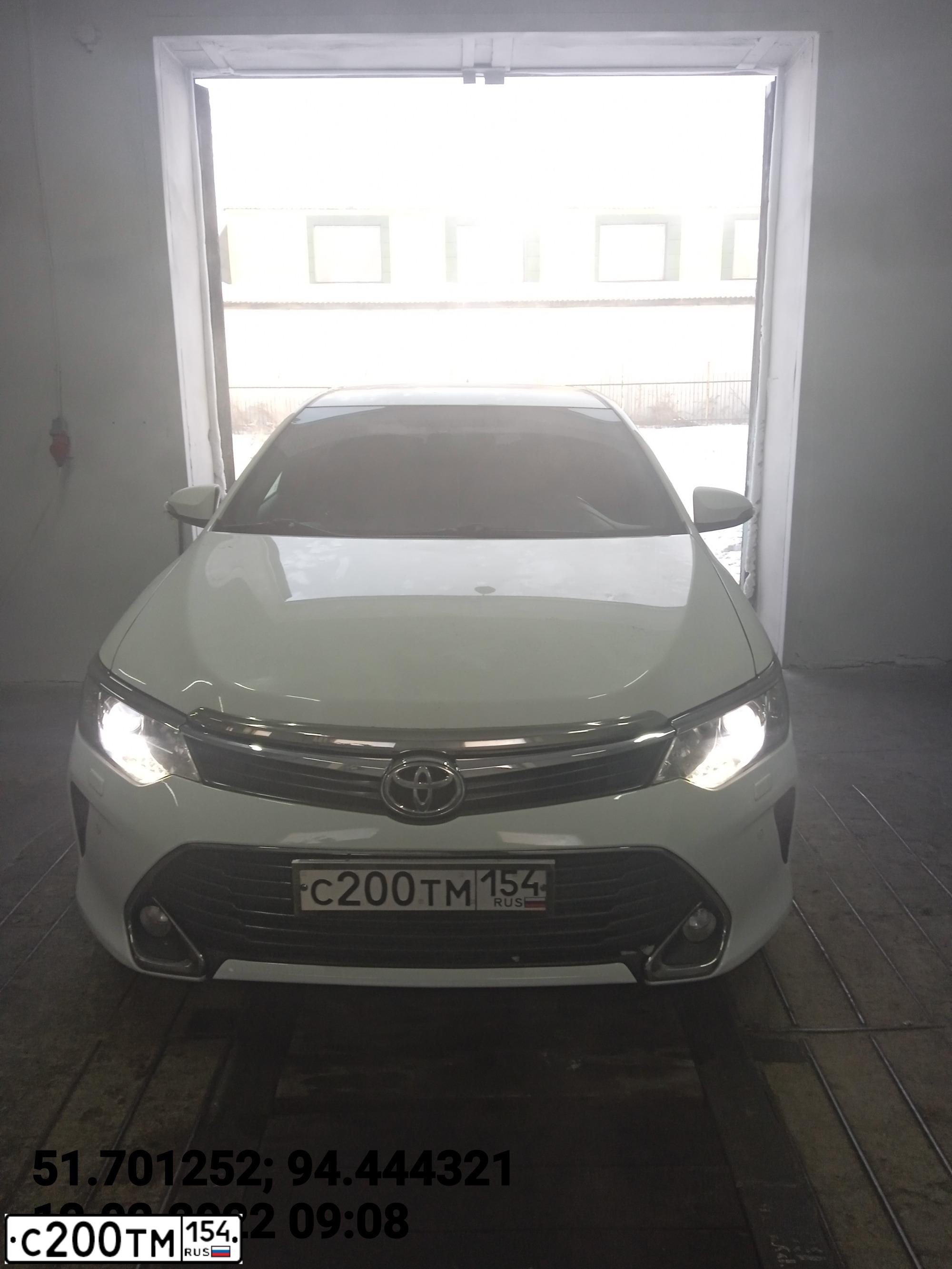 Фото автомобиля TOYOTA CAMRY, 2014 — госномер У057ВК17. Цвет: Белый