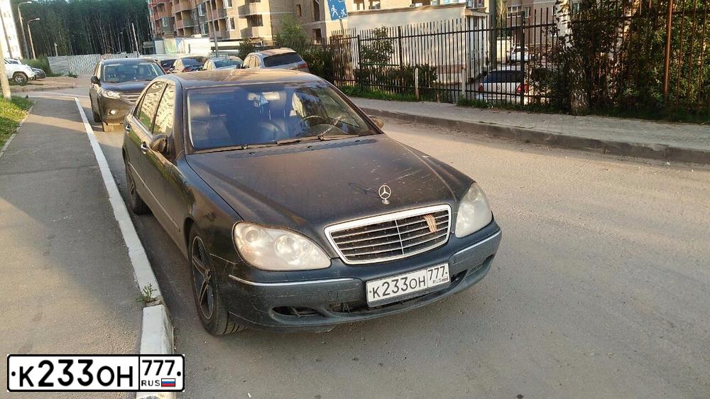 Фото автомобиля MERCEDES S-KLASSE, 2003 — госномер К233ОН777. Цвет: Черный (Черно-синий)