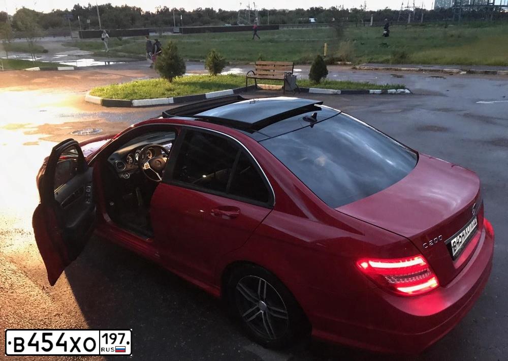 Фото автомобиля MERCEDES-BENZ C200, 2012 — госномер Е428МХ136. Цвет: Красный