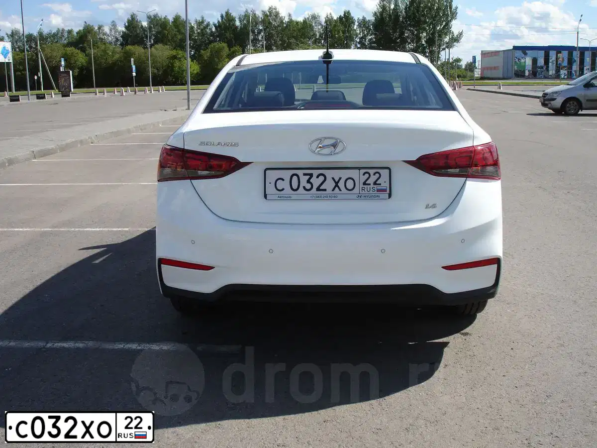 Фото автомобиля HYUNDAI SOLARIS, 2018 — госномер С032ХО22. Цвет: БЕЛЫЙ