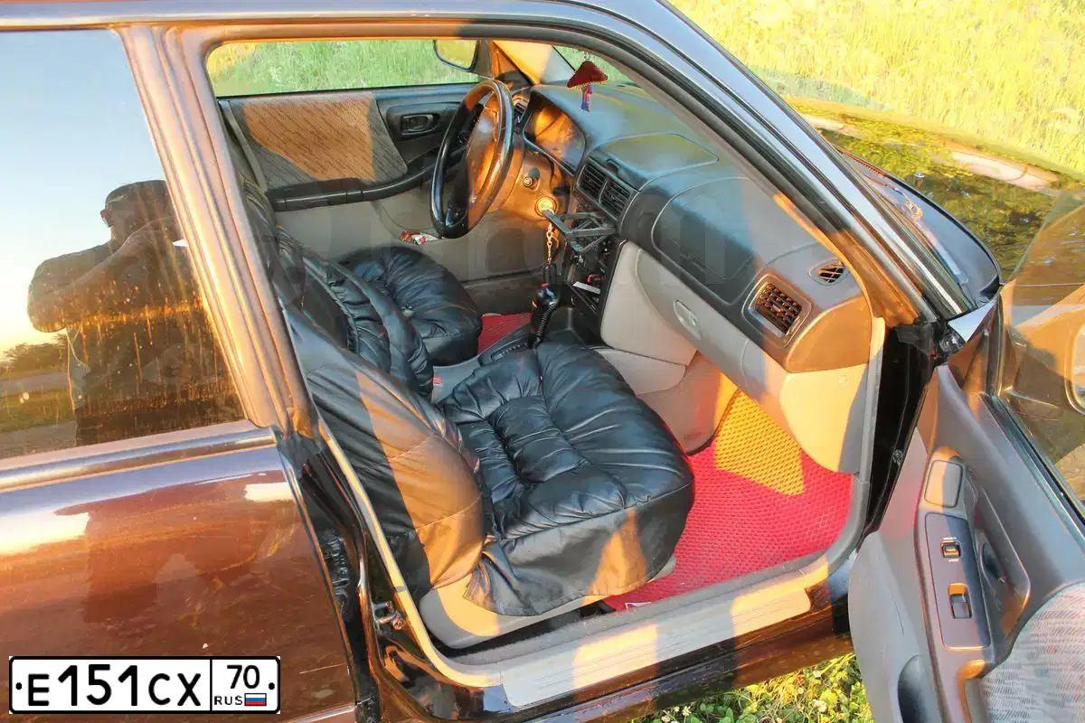 Фото автомобиля SUBARU FORESTER, 1999 — госномер Е151СХ70. Цвет: ЧЕРНЫЙ