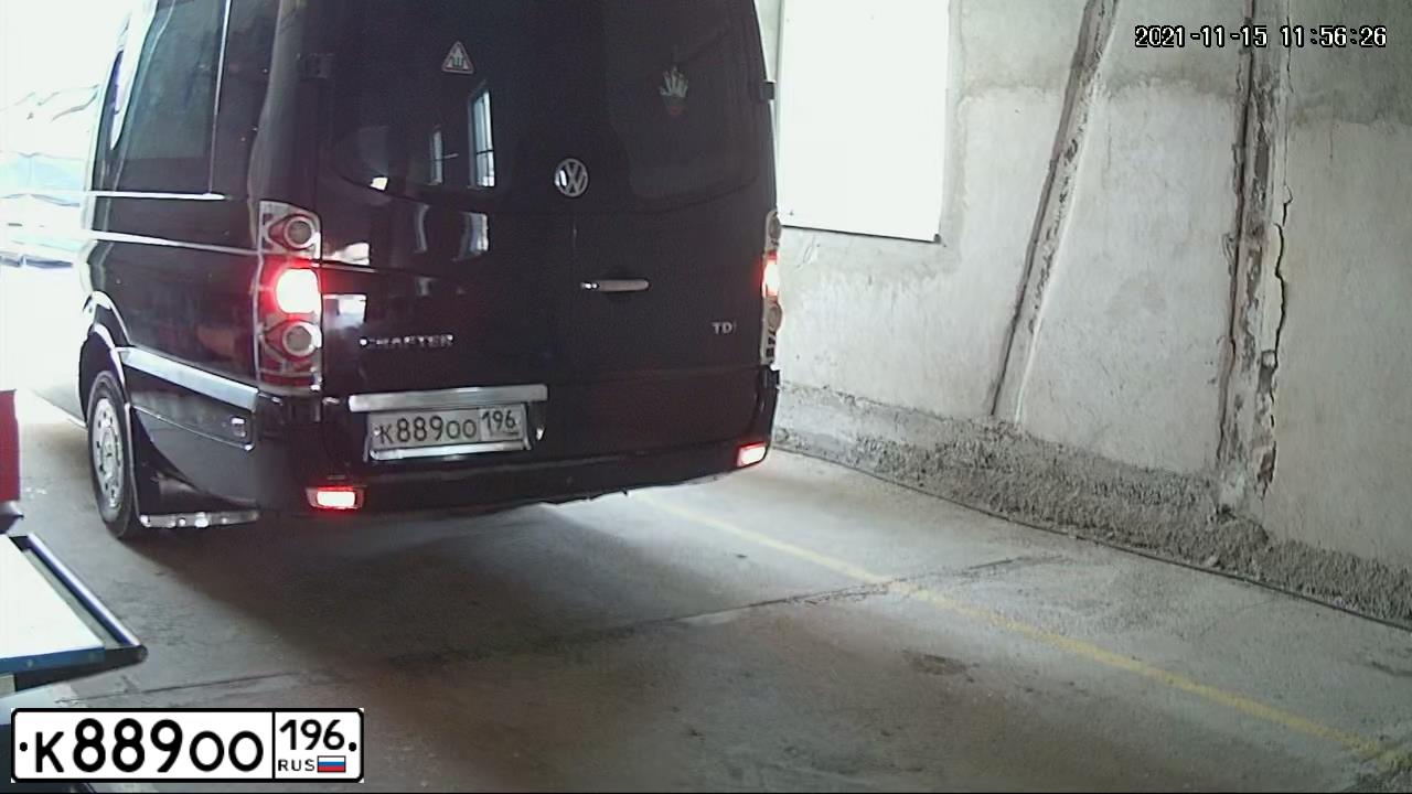 Фото автомобиля VOLKSWAGEN CRAFTER, 2010 — госномер К889ОО196. Цвет: ЧЕРНЫЙ