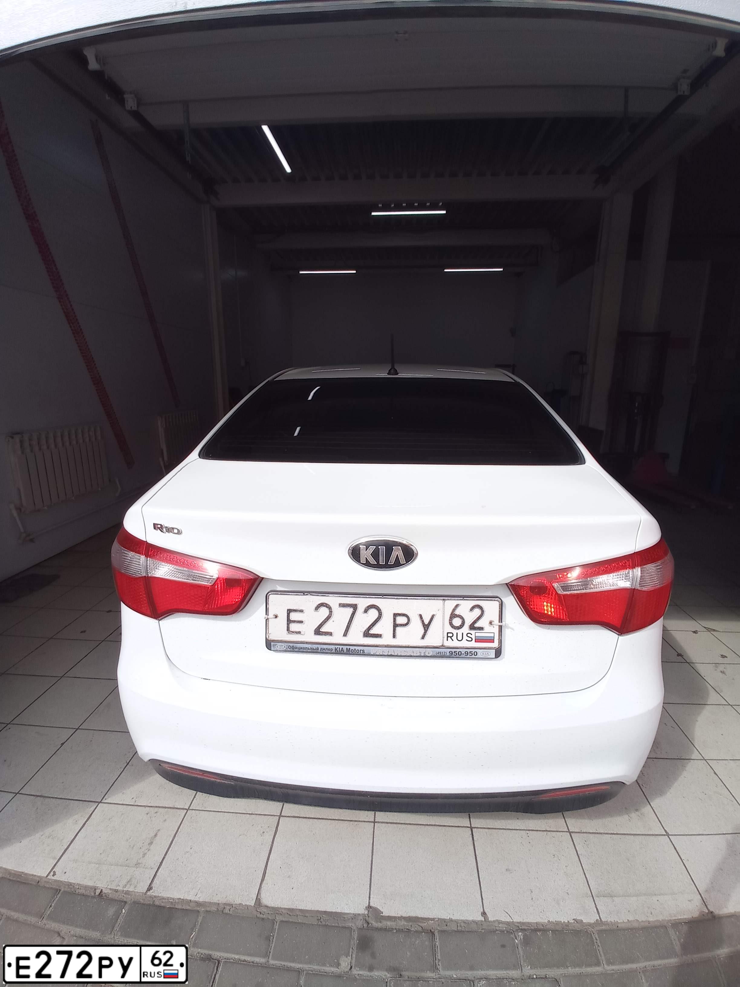 Фото автомобиля KIA RIO, 2013 — госномер Е272РУ62. Цвет: БЕЛЫЙ
