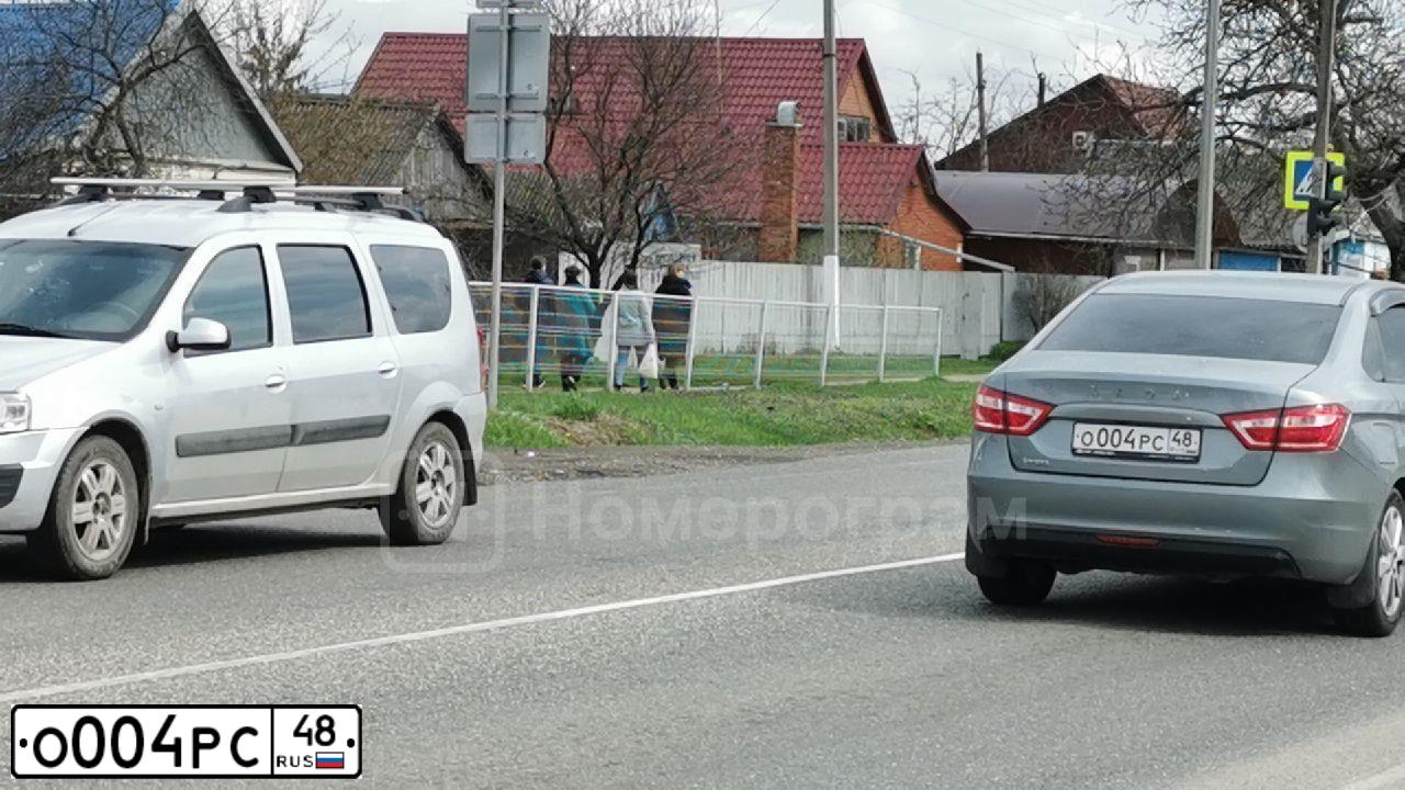 Фото автомобиля LADA VESTA, 2019 — госномер О004РС48. Цвет: СЕРЫЙ