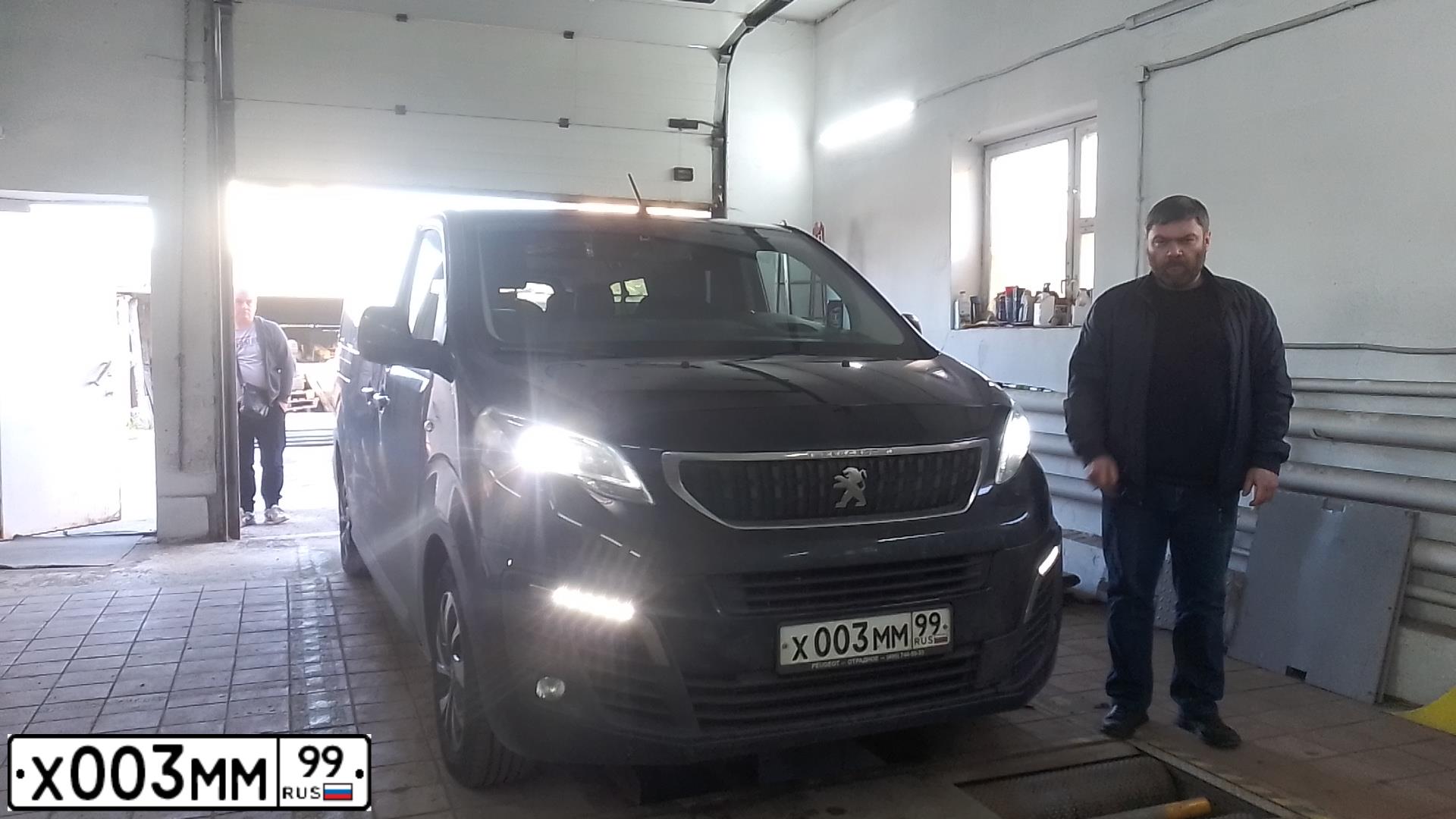 Фото автомобиля PEUGEOT BOXER, 2011 — госномер Х003ММ99. Цвет: СЕРЫЙ СВЕТЛЫЙ