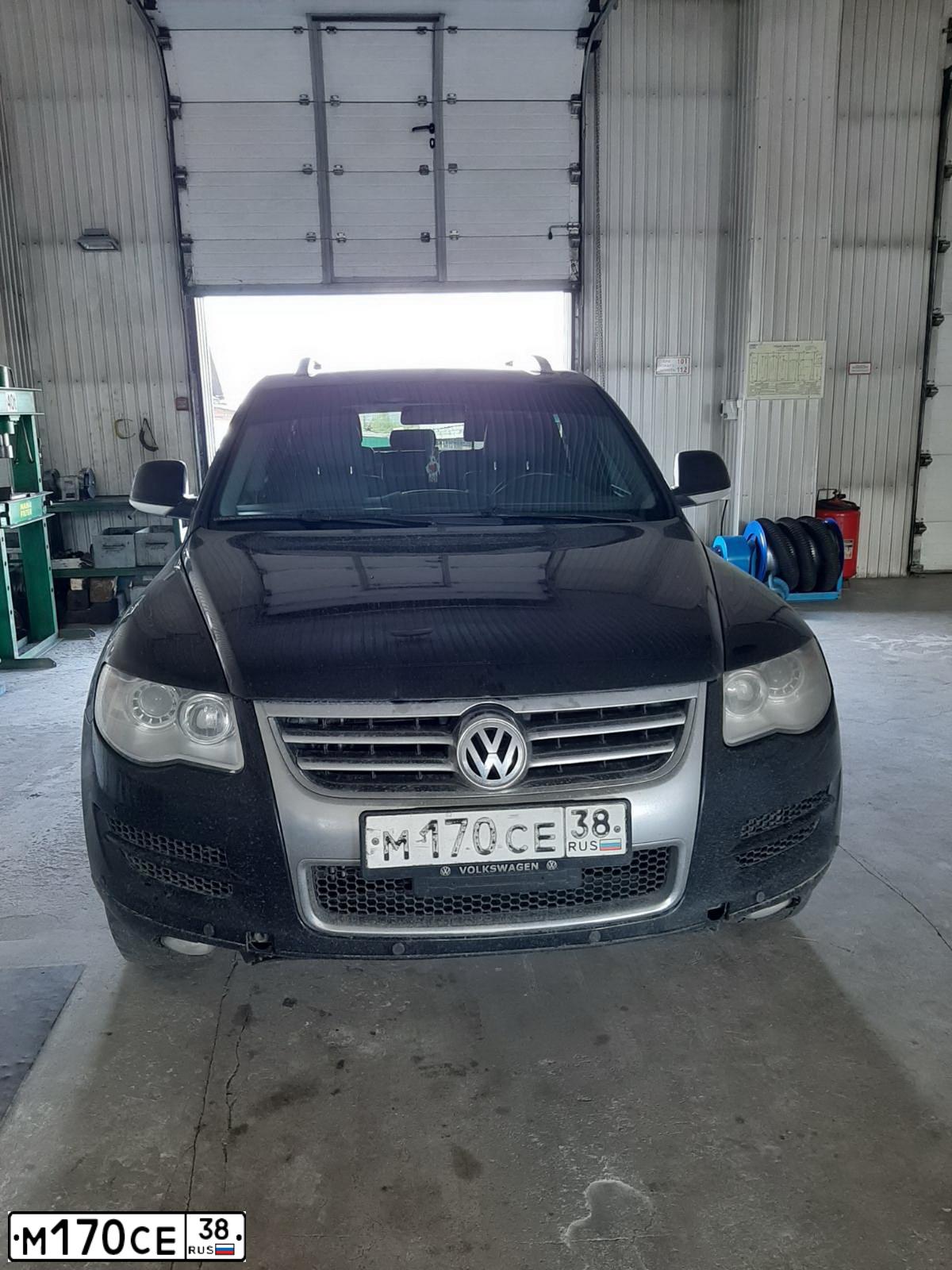 Фото автомобиля VOLKSWAGEN TOUAREG, 2008 — госномер У564МА138. Цвет: ЧЕРНЫЙ