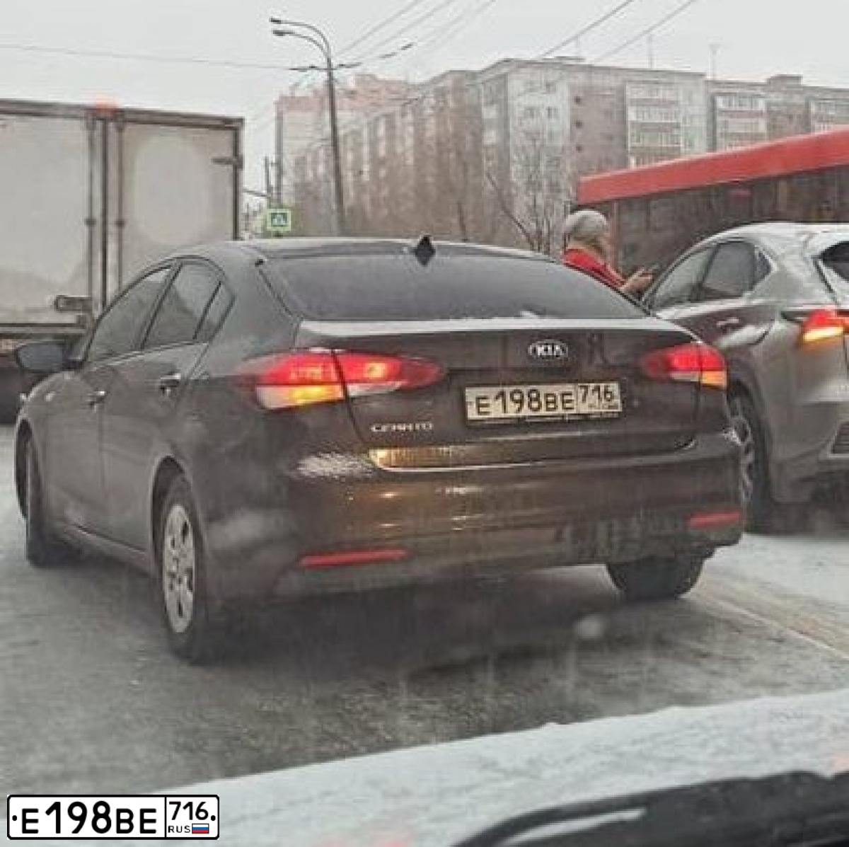 Фото автомобиля KIA CERATO, 2019 — госномер Е198ВЕ716. Цвет: КОРИЧНЕВЫЙ