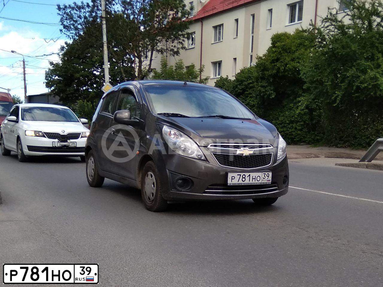 Фото автомобиля CHEVROLET SPARK, 2010 — госномер Р781НО39. Цвет: КОРИЧНЕВЫЙ