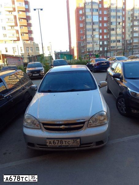 Фото автомобиля CHEVROLET LACETTI, 2009 — госномер Н674УУ60. Цвет: Серебристый
