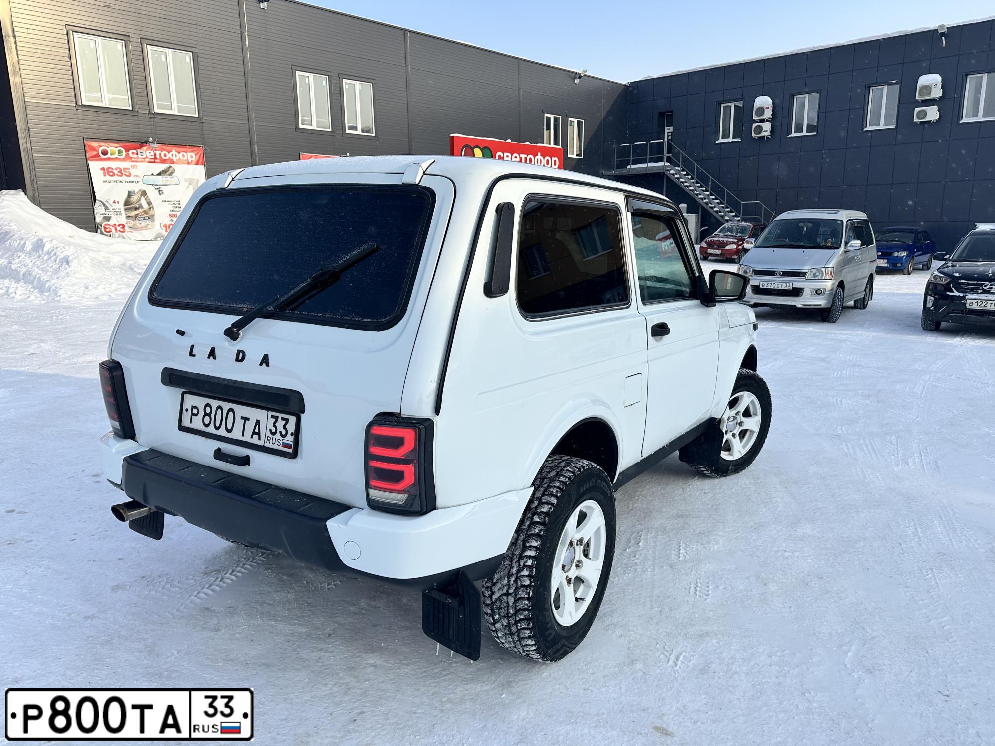 Фото автомобиля LADA 2121 NIVA, 2014 — госномер Р800ТА33. Цвет: БЕЛЫЙ