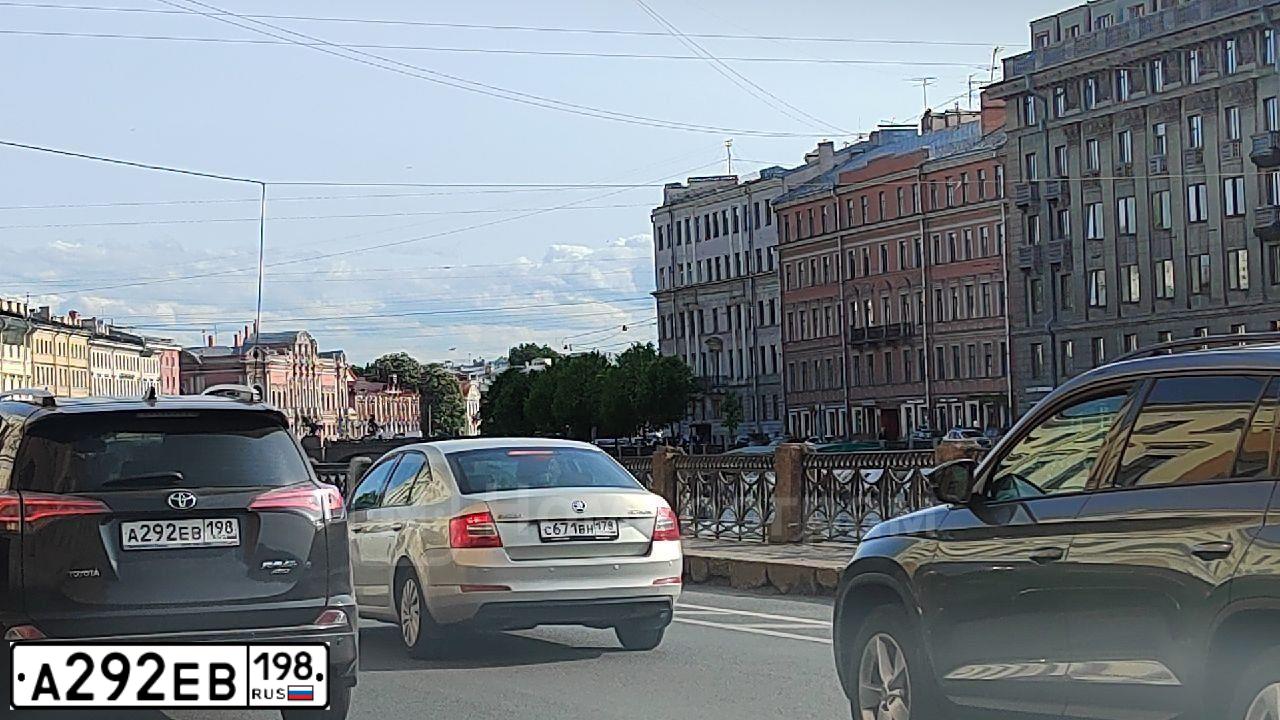 Фото автомобиля TOYOTA RAV4, 2015 — госномер А292ЕВ198. Цвет: ТЕМНО-КОРИЧНЕВЫЙ