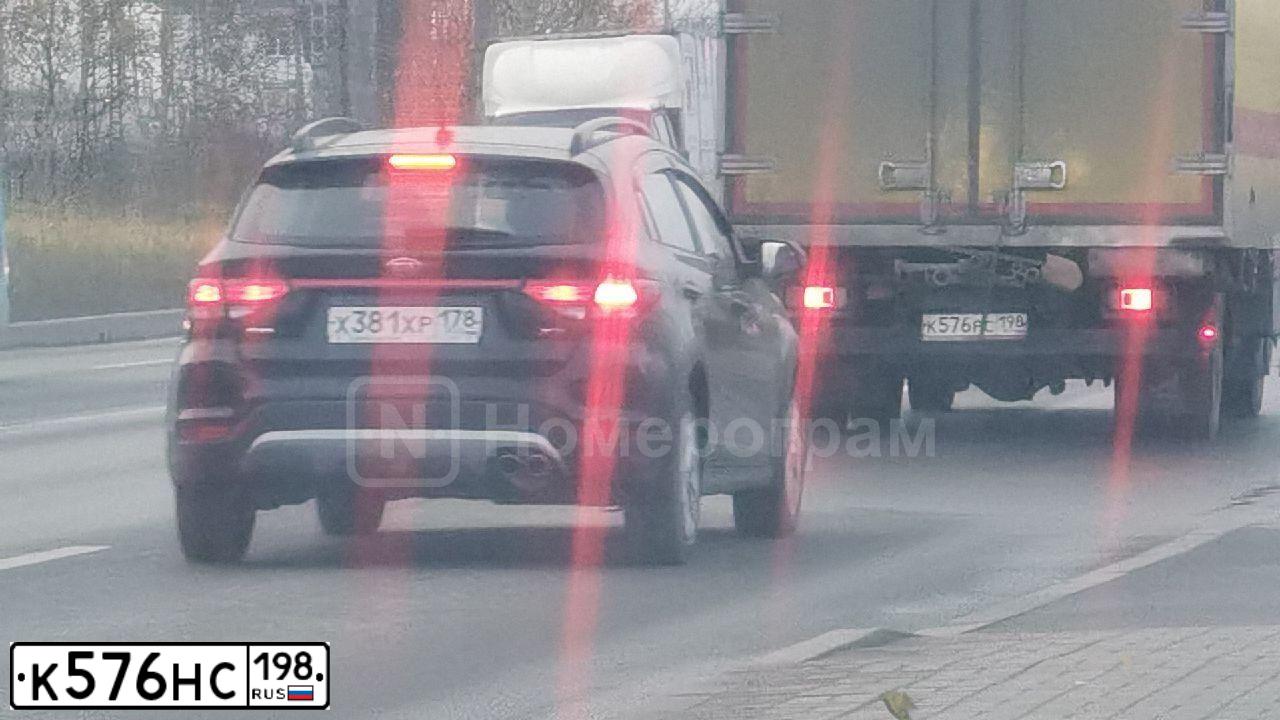 Фото автомобиля GEELY ATLAS, 2020 — госномер У688НТ198. Цвет: Коричневый