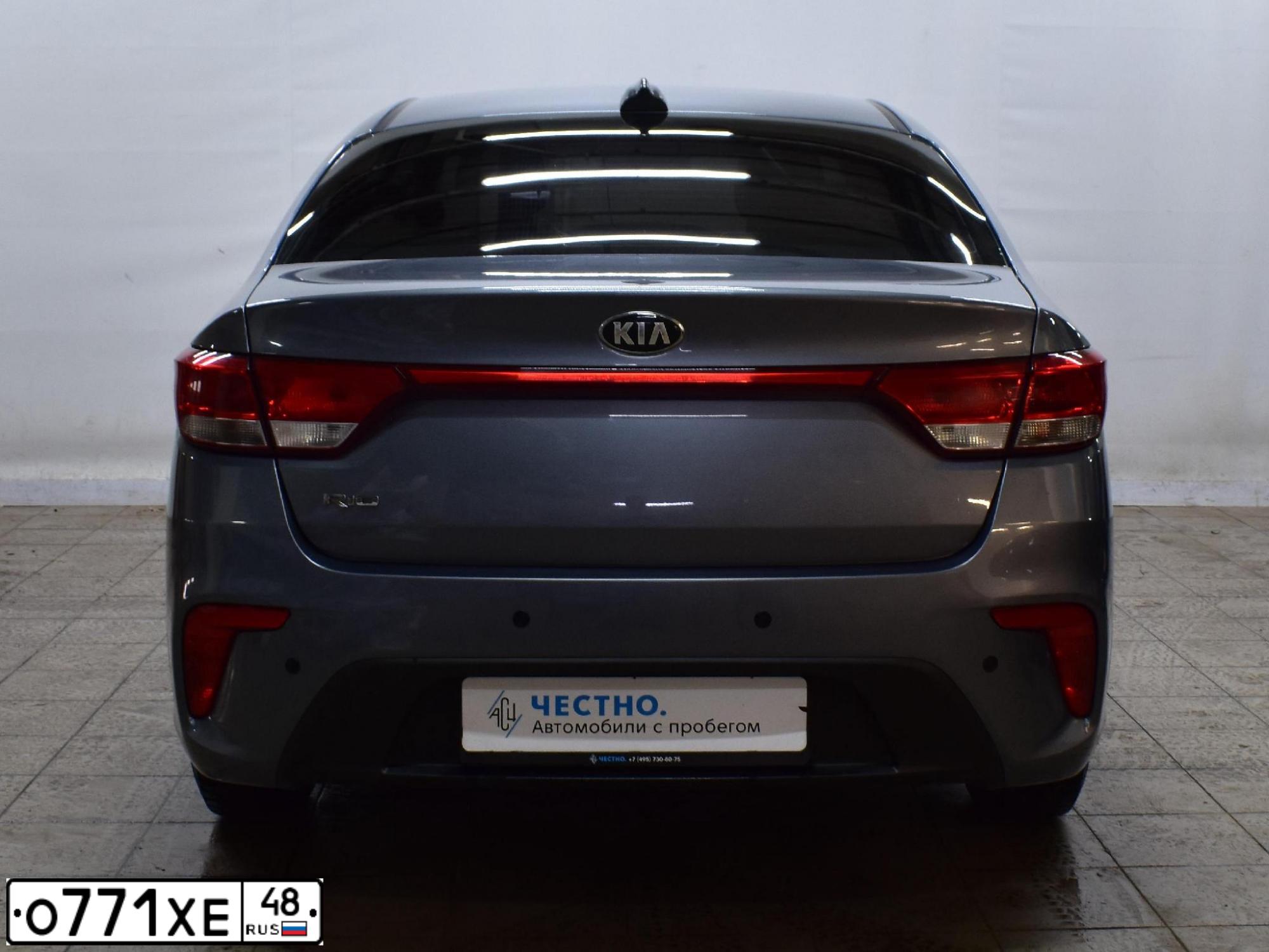 Фото автомобиля KIA RIO, 2017 — госномер О771ХЕ48. Цвет: Серый