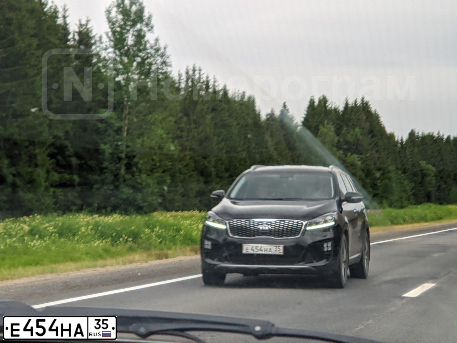 Фото автомобиля KIA SORENTO, 2014 — госномер К172НХ35. Цвет: Белый
