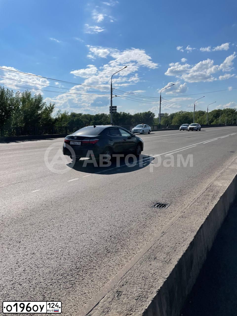Фото автомобиля TOYOTA COROLLA, 2018 — госномер О196ОУ124. Цвет: ЧЕРНЫЙ