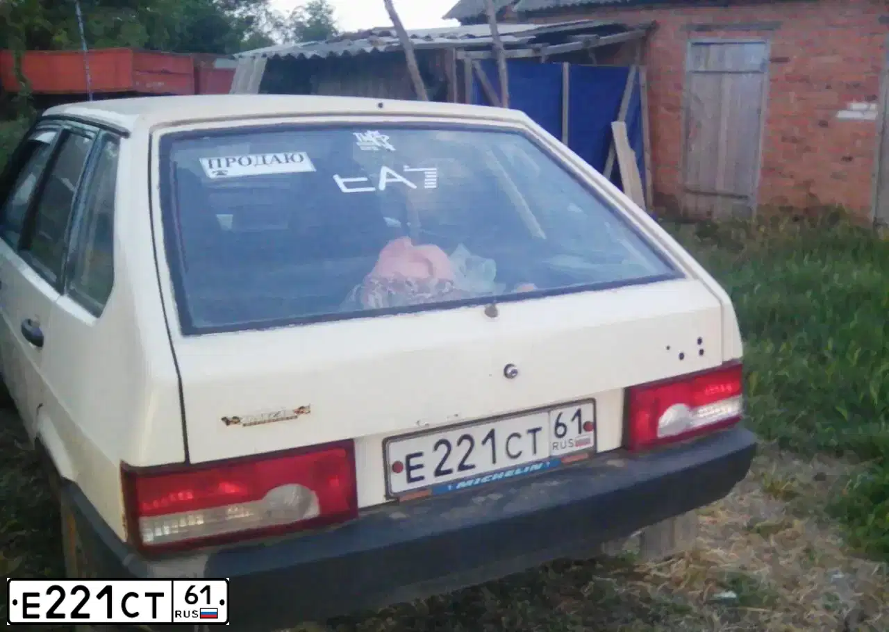 Фото автомобиля LADA 2109 SAMARA, 1995 — госномер Е221СТ61. Цвет: САФАРИ