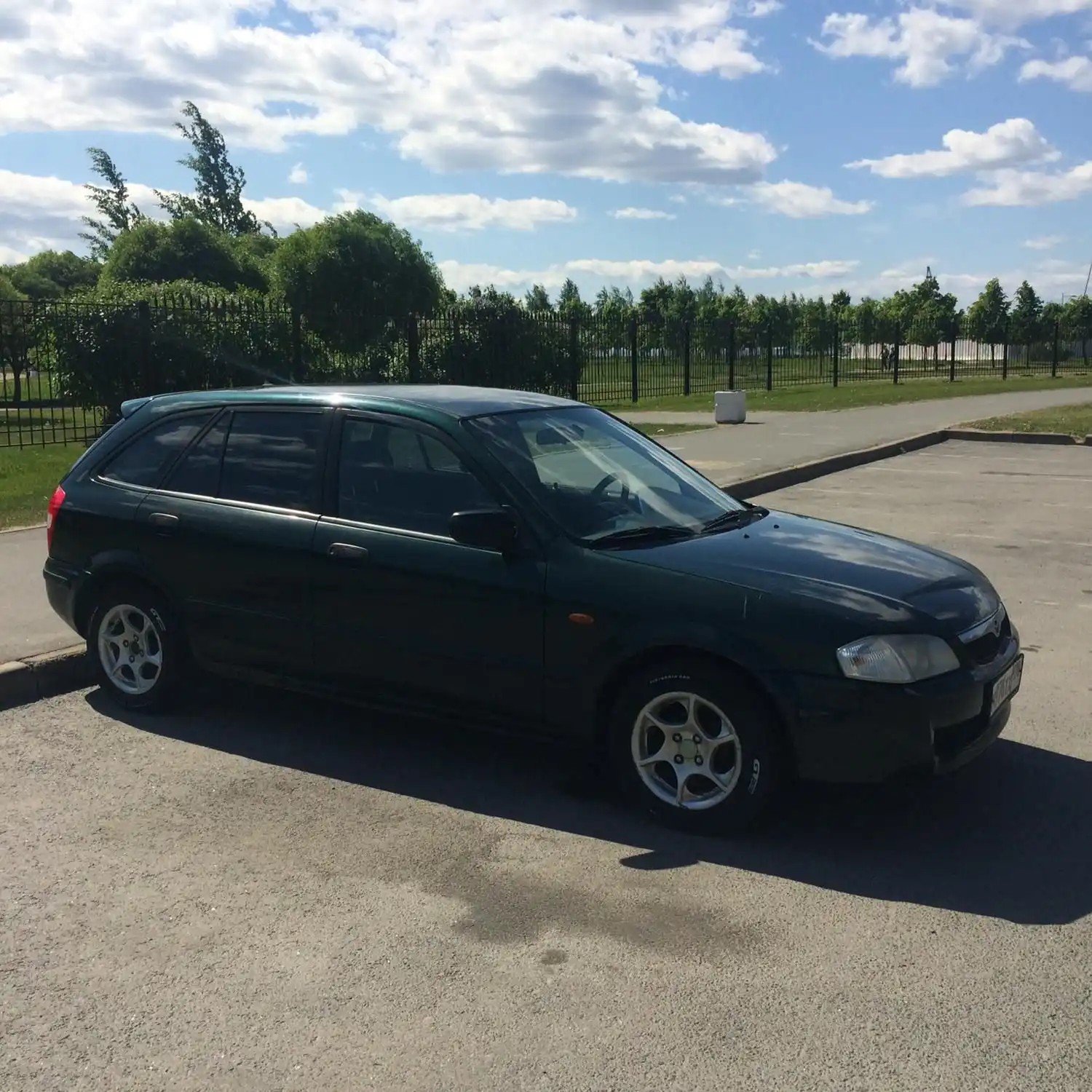 Фото автомобиля MAZDA 323, 1998 — госномер Х539КМ790. Цвет: ЗЕЛЕНЫЙ (ТЕМНО-ЗЕЛЕНЫЙ)