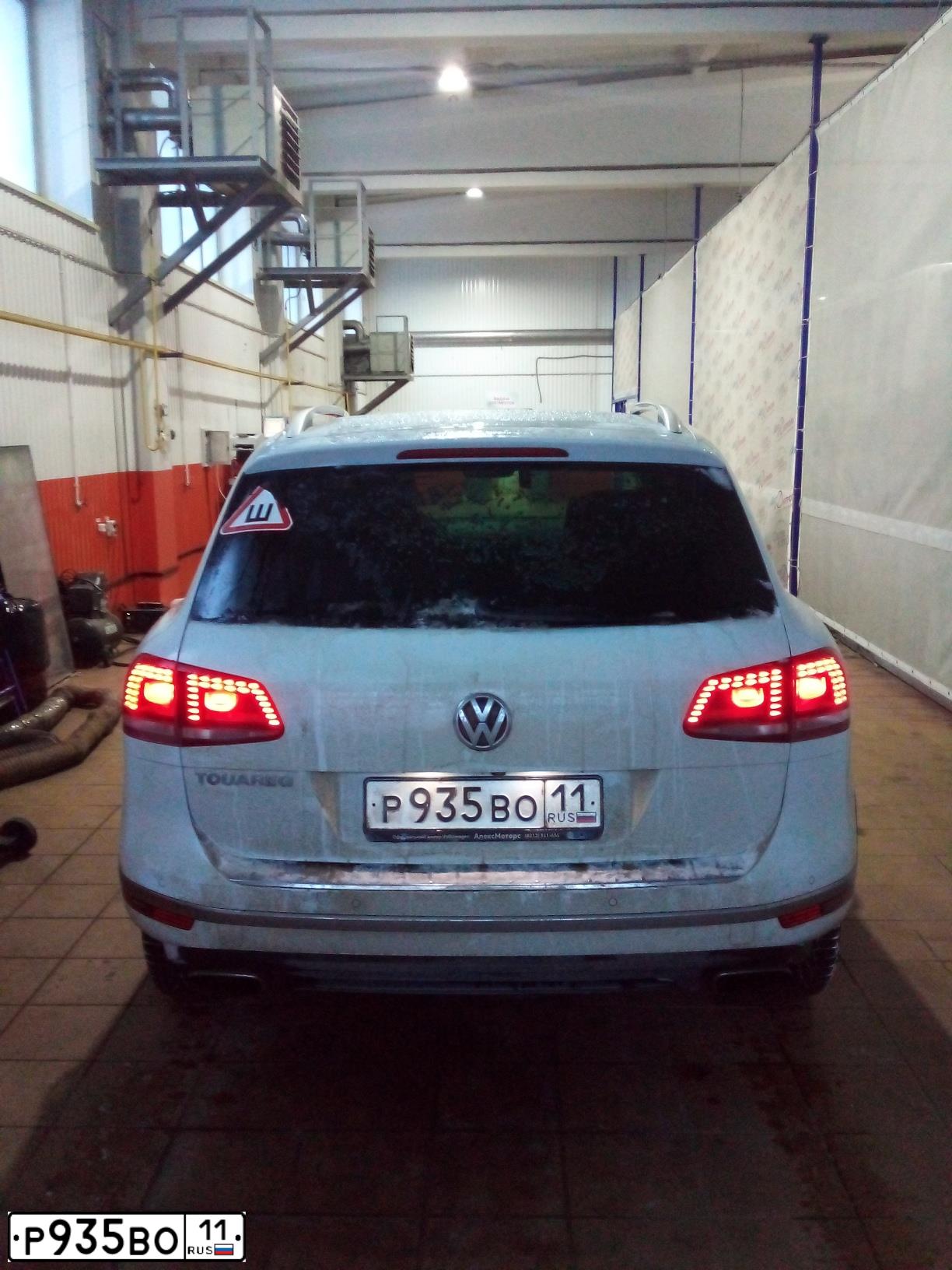 Фото автомобиля VOLKSWAGEN TOUAREG, 2016 — госномер Р935ВО11. Цвет: БЕЛЫЙ