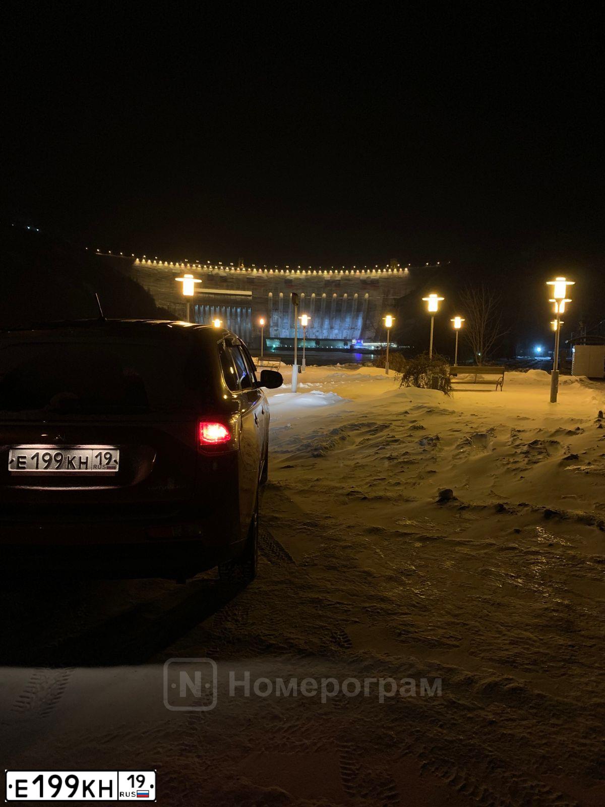 Фото автомобиля MITSUBISHI OUTLANDER, 2012 — госномер Е199КН19. Цвет: Коричневый