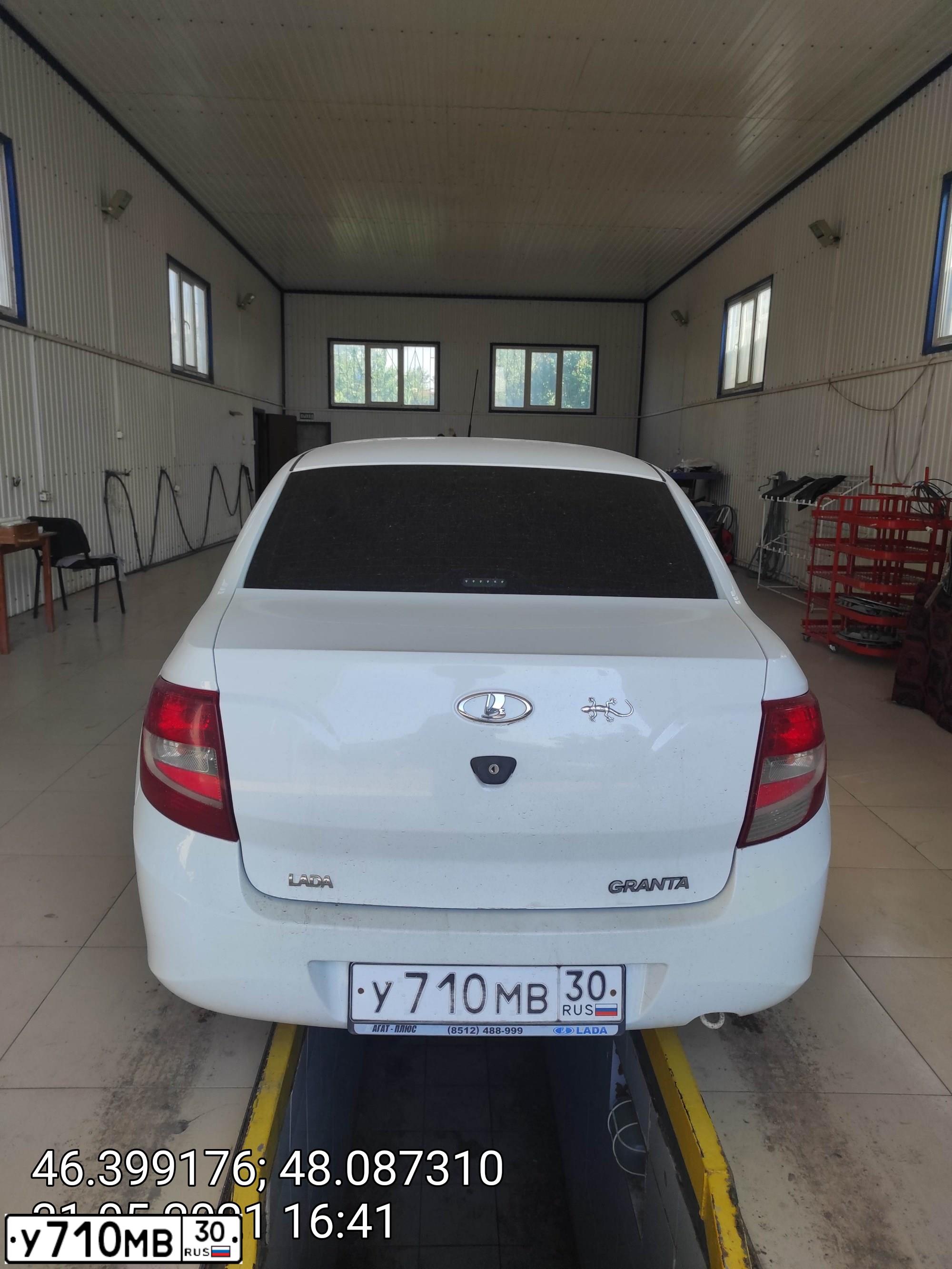 Фото автомобиля LADA 2190 GRANTA, 2013 — госномер У710МВ30. Цвет: БЕЛЫЙ