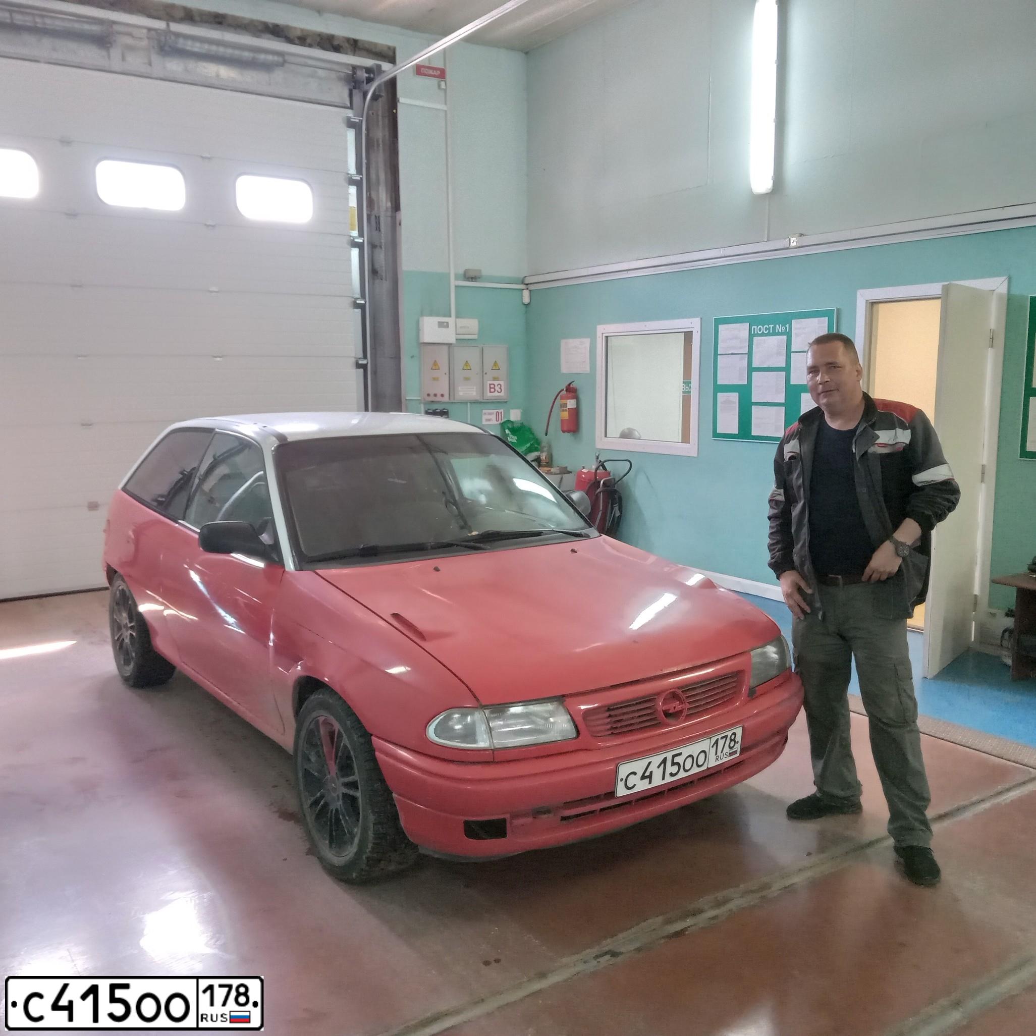 Фото автомобиля OPEL ASTRA, 1992 — госномер С415ОО178. Цвет: Красный
