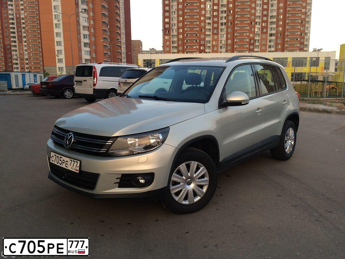 Фото автомобиля VOLKSWAGEN TIGUAN, 2014 — госномер С705РЕ777. Цвет: СЕРЕБРИСТО - ЖЕЛТЫЙ