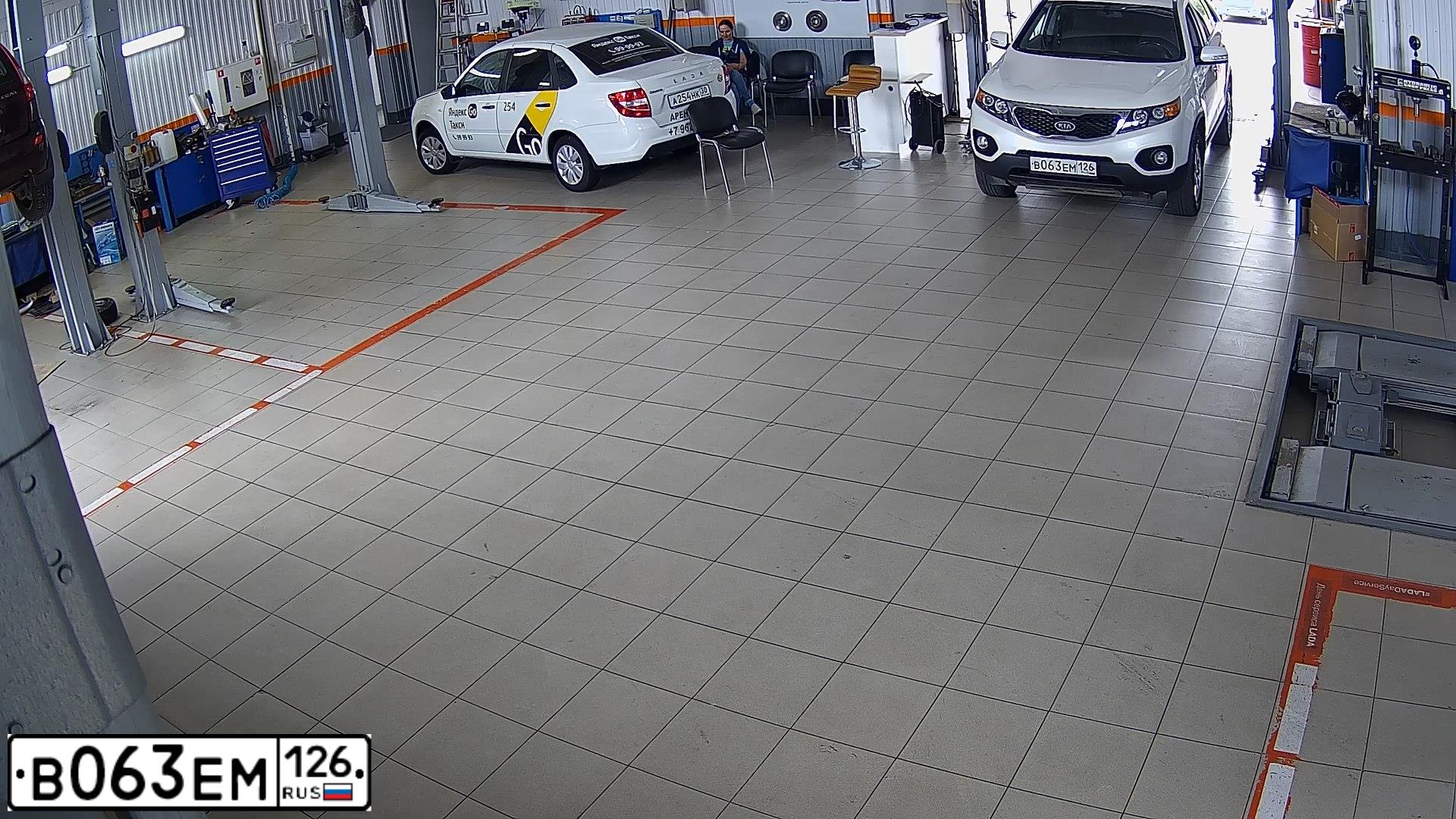 Фото автомобиля KIA SORENTO, 2010 — госномер В063ЕМ126. Цвет: Белый
