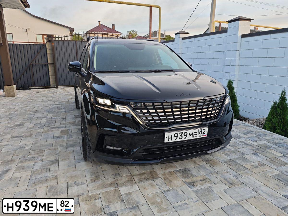 Фото автомобиля KIA CARNIVAL, 2023 — госномер Р459АХ82