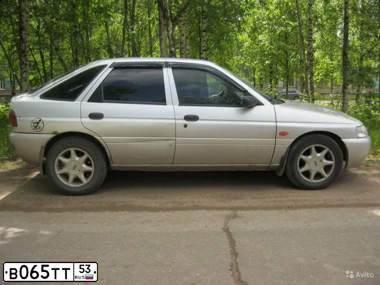 Фото автомобиля FORD ESCORT, 1997 — госномер В065ТТ53. Цвет: СЕРЕБРИСТЫЙ ЧЕРНЫЙ