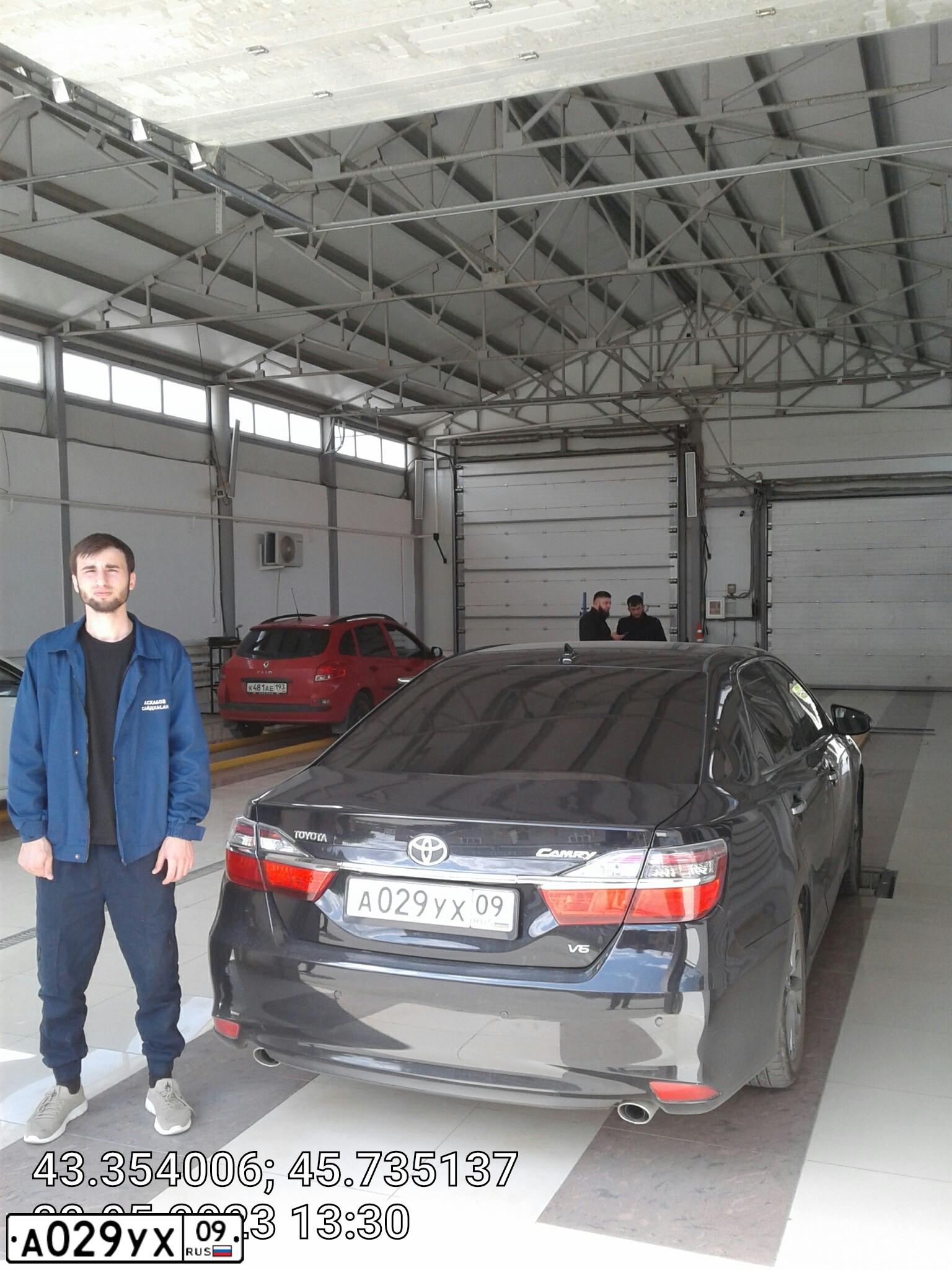 Фото автомобиля TOYOTA CAMRY, 2012 — госномер Е233ЕЕ95. Цвет: ЧЕРНЫЙ МЕТАЛЛИК
