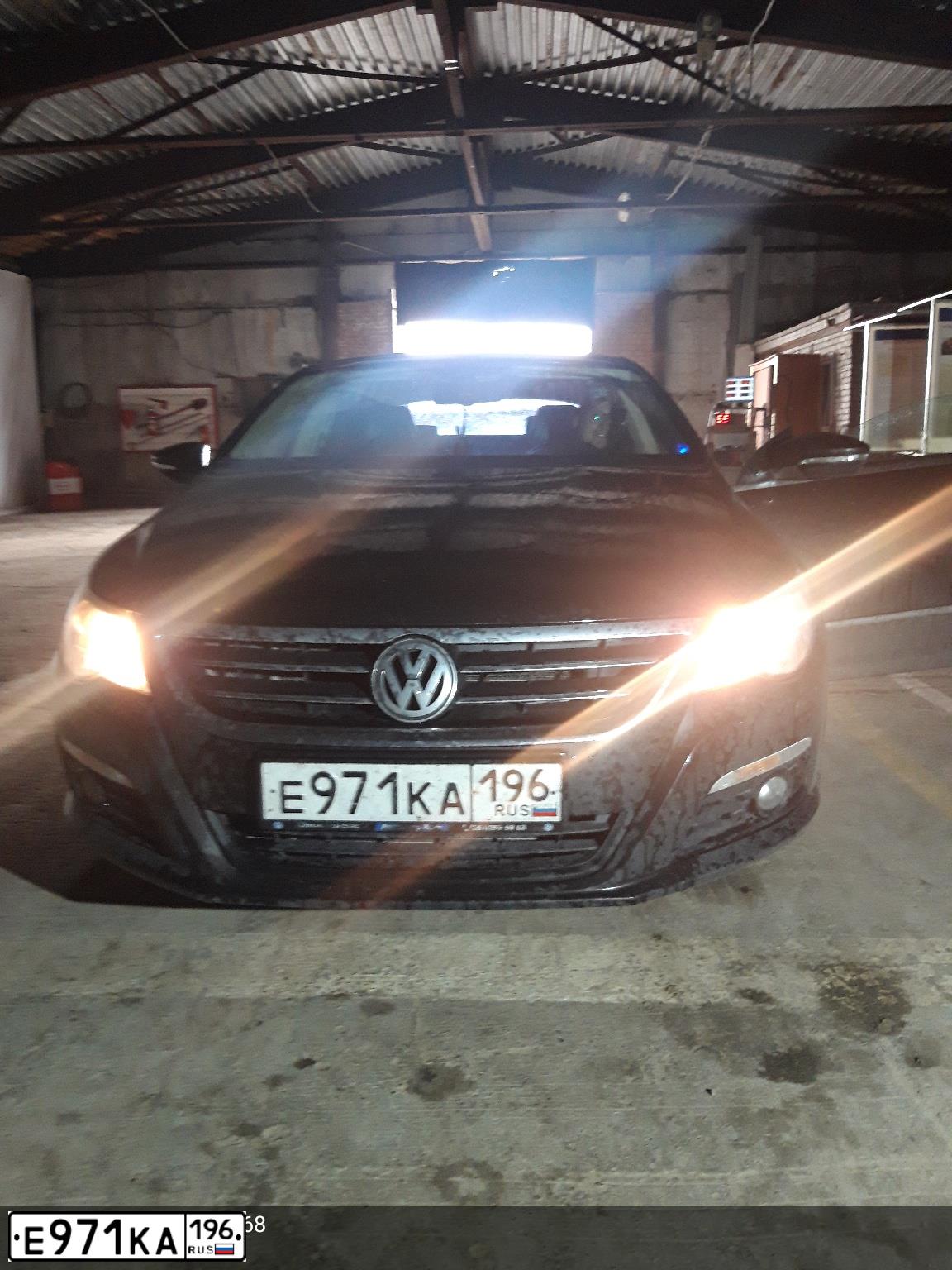 Фото автомобиля VOLKSWAGEN PASSAT, 2011 — госномер Е971КА196. Цвет: ЧЕРНО-СЕРЫЙ
