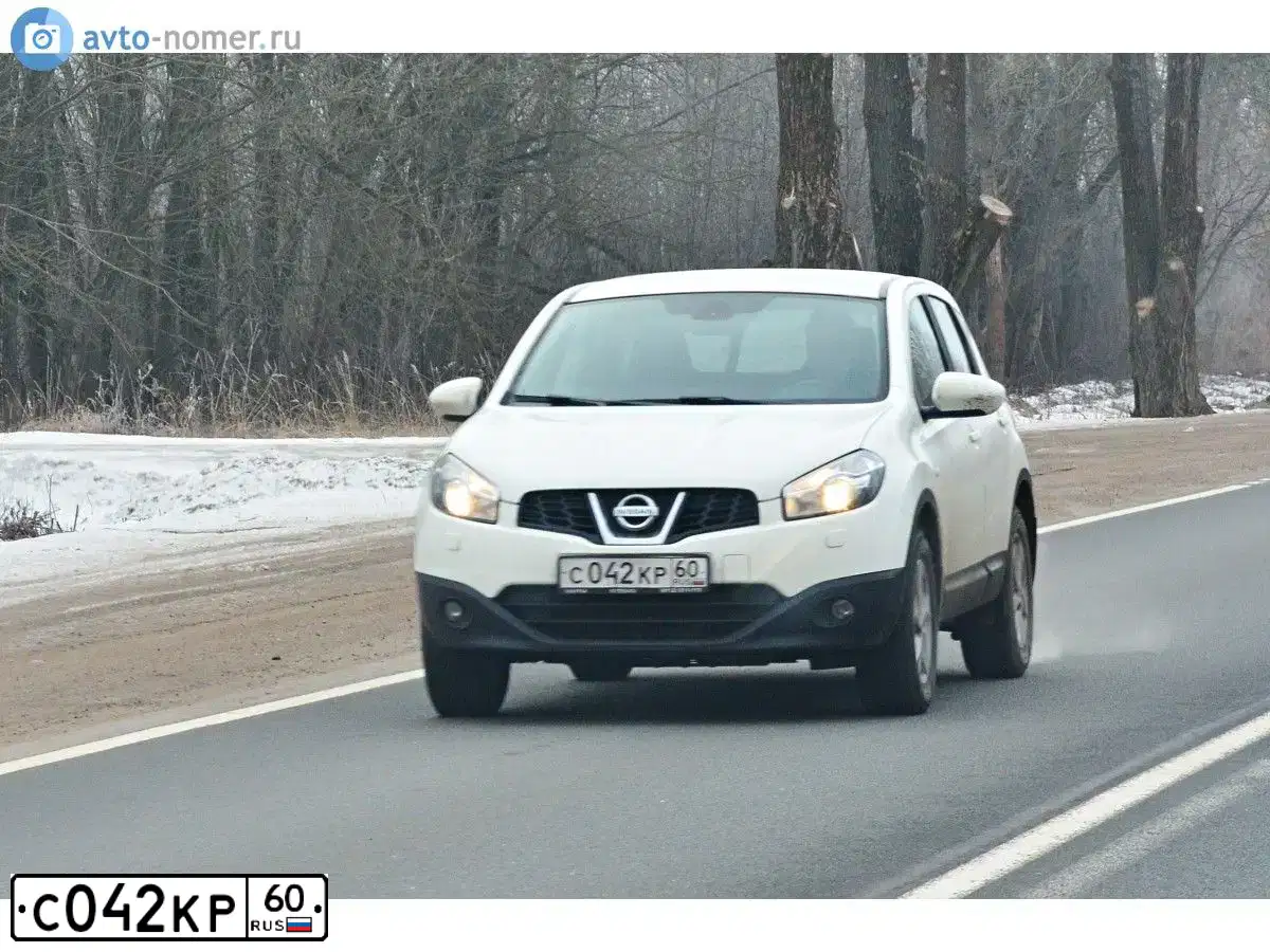 Фото автомобиля NISSAN QASHQAI, 2013 — госномер В575УР178. Цвет: БЕЛЫЙ