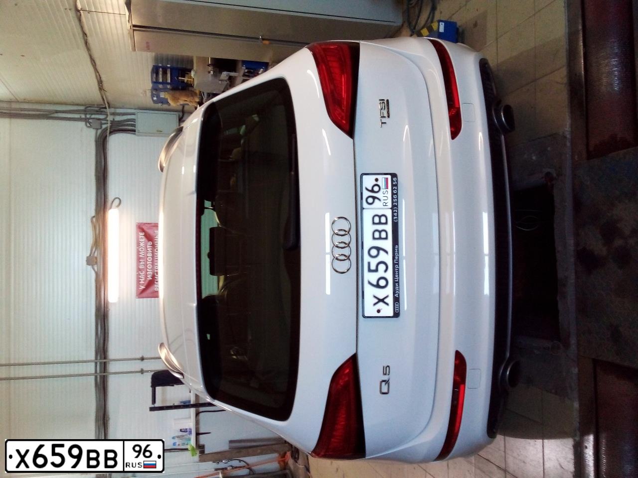 Фото автомобиля AUDI Q5, 2013 — госномер А010СТ178. Цвет: Белый