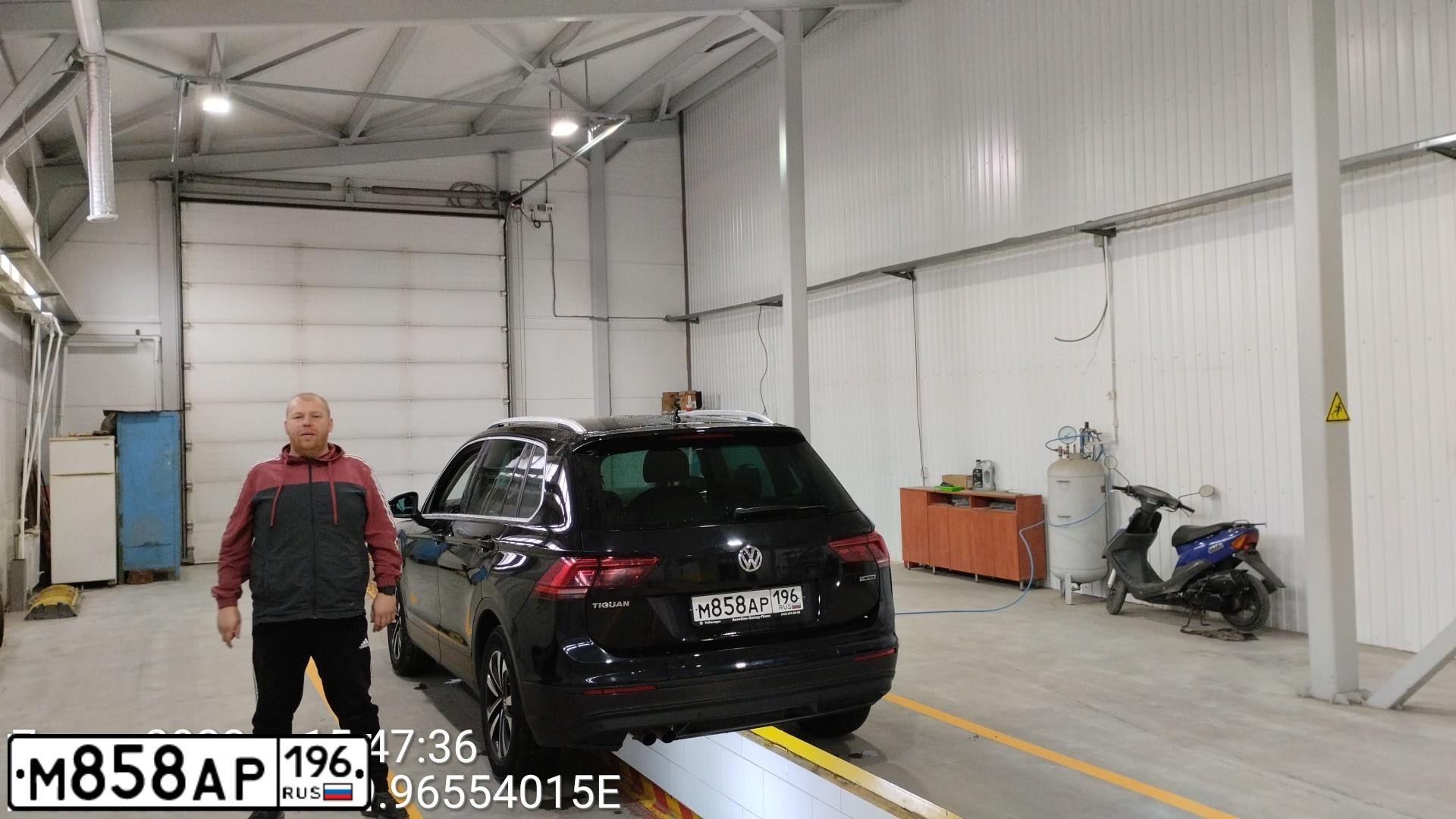 Фото автомобиля VOLKSWAGEN TIGUAN, 2019 — госномер М858АР196. Цвет: ЧЕРНЫЙ