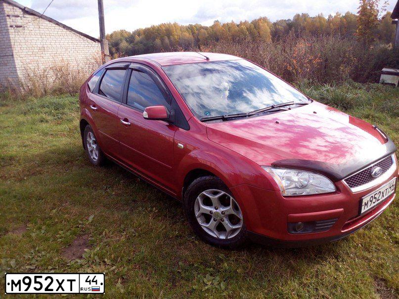 Фото автомобиля FORD FOCUS, 2007 — госномер М952ХТ44. Цвет: Красно-оранжевый