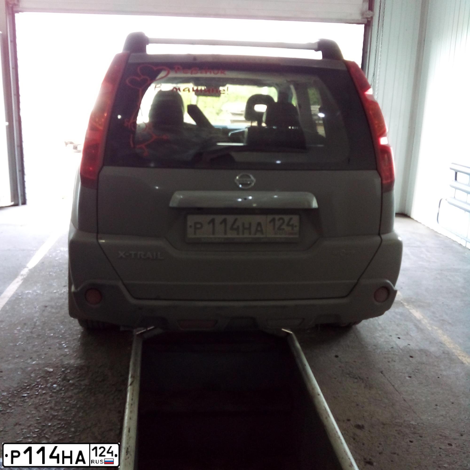 Фото автомобиля NISSAN X-TRAIL, 2008 — госномер Р114НА124. Цвет: Серый