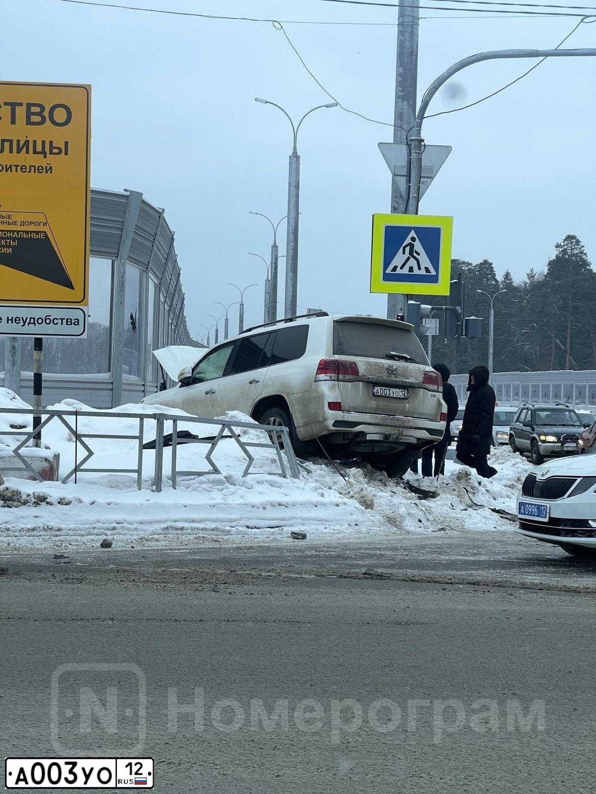 Фото автомобиля TOYOTA LANDCRUISER 200, 2018 — госномер А003УО12. Цвет: Белый