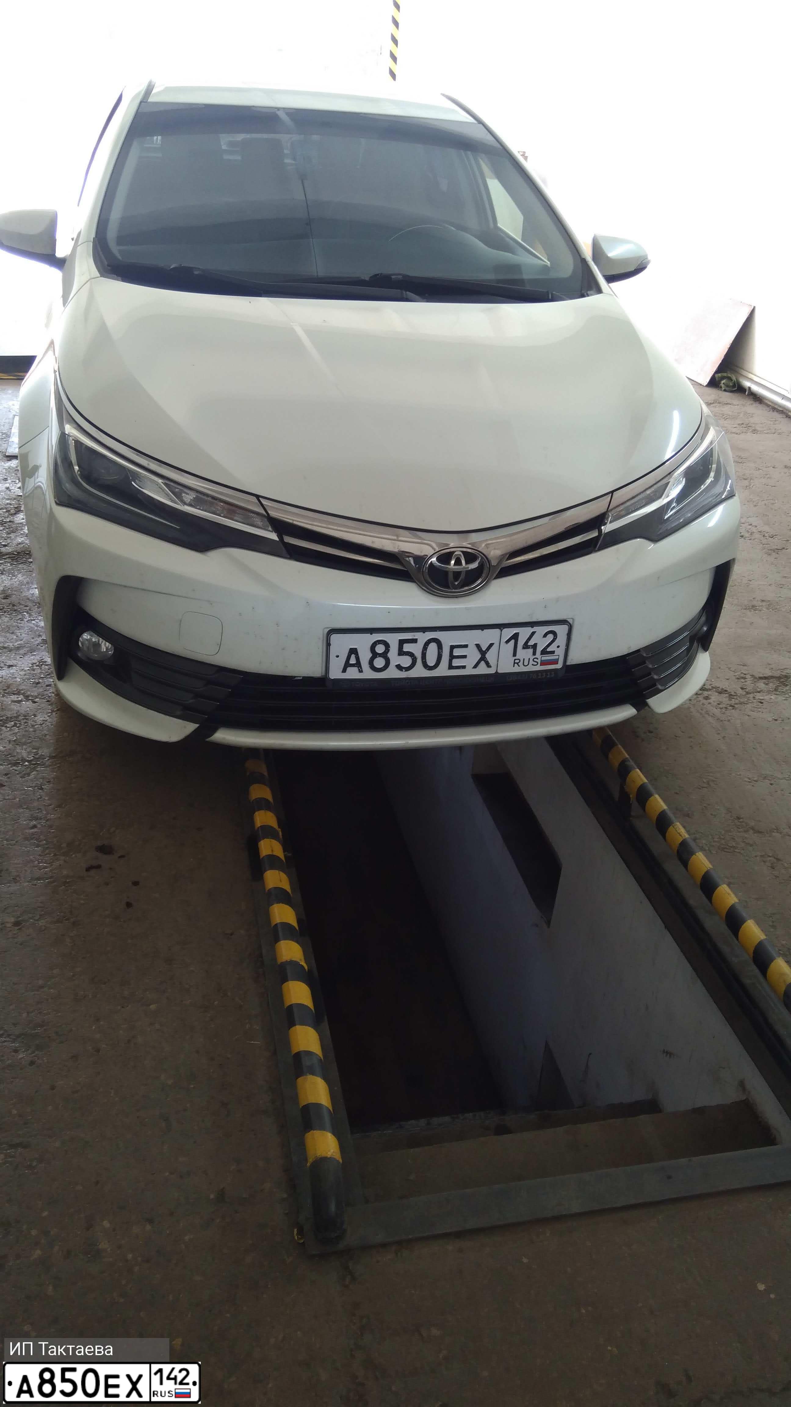 Фото автомобиля TOYOTA COROLLA, 2017 — госномер А850ЕХ142. Цвет: БЕЛЫЙ