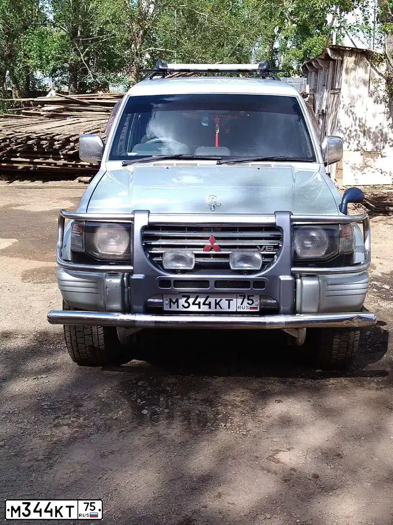 Фото автомобиля MITSUBISHI PAJERO, 1994 — госномер В829УР38. Цвет: СИНИЙ/СЕРЫЙ
