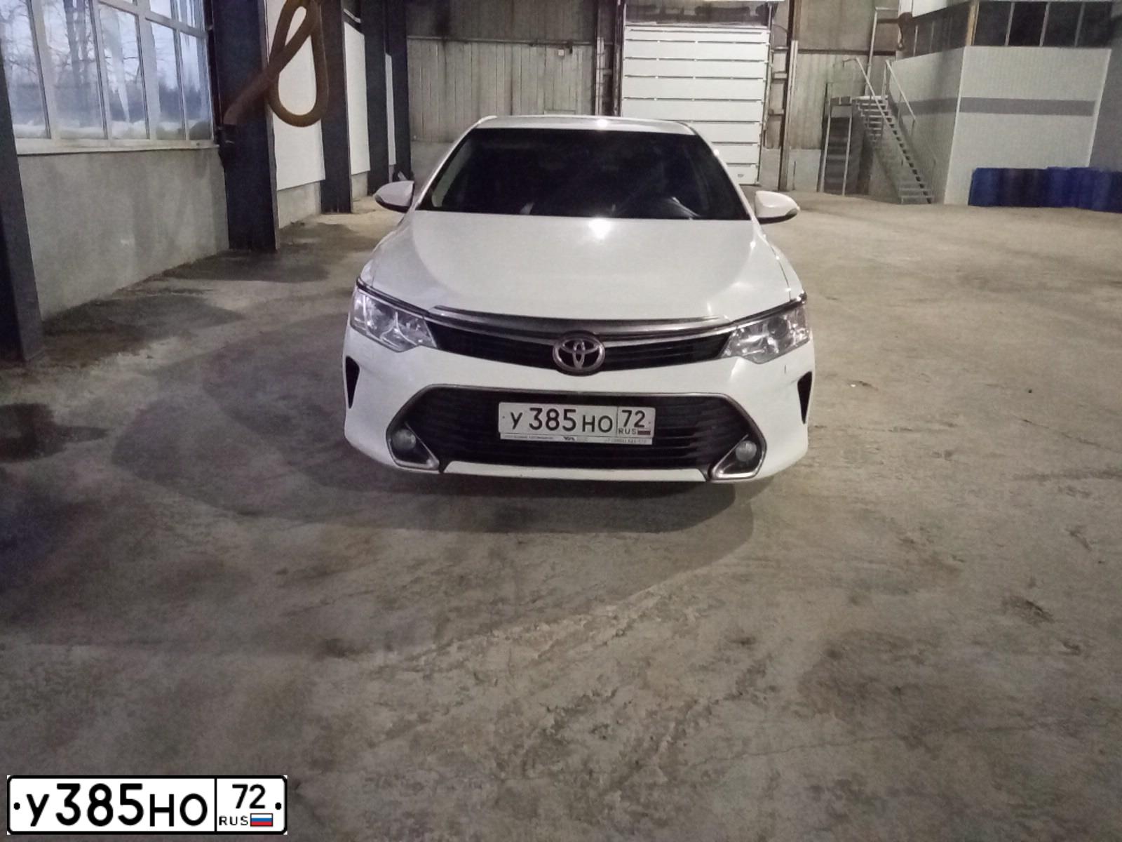 Фото автомобиля TOYOTA CAMRY, 2015 — госномер У385НО72. Цвет: Белый