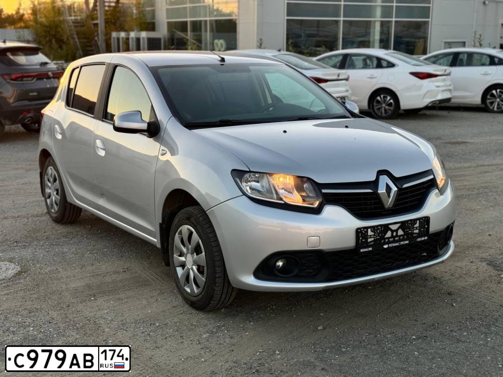Фото автомобиля RENAULT SANDERO, 2016 — госномер Н687ОО142. Цвет: СВЕТЛО-СЕРЫЙ