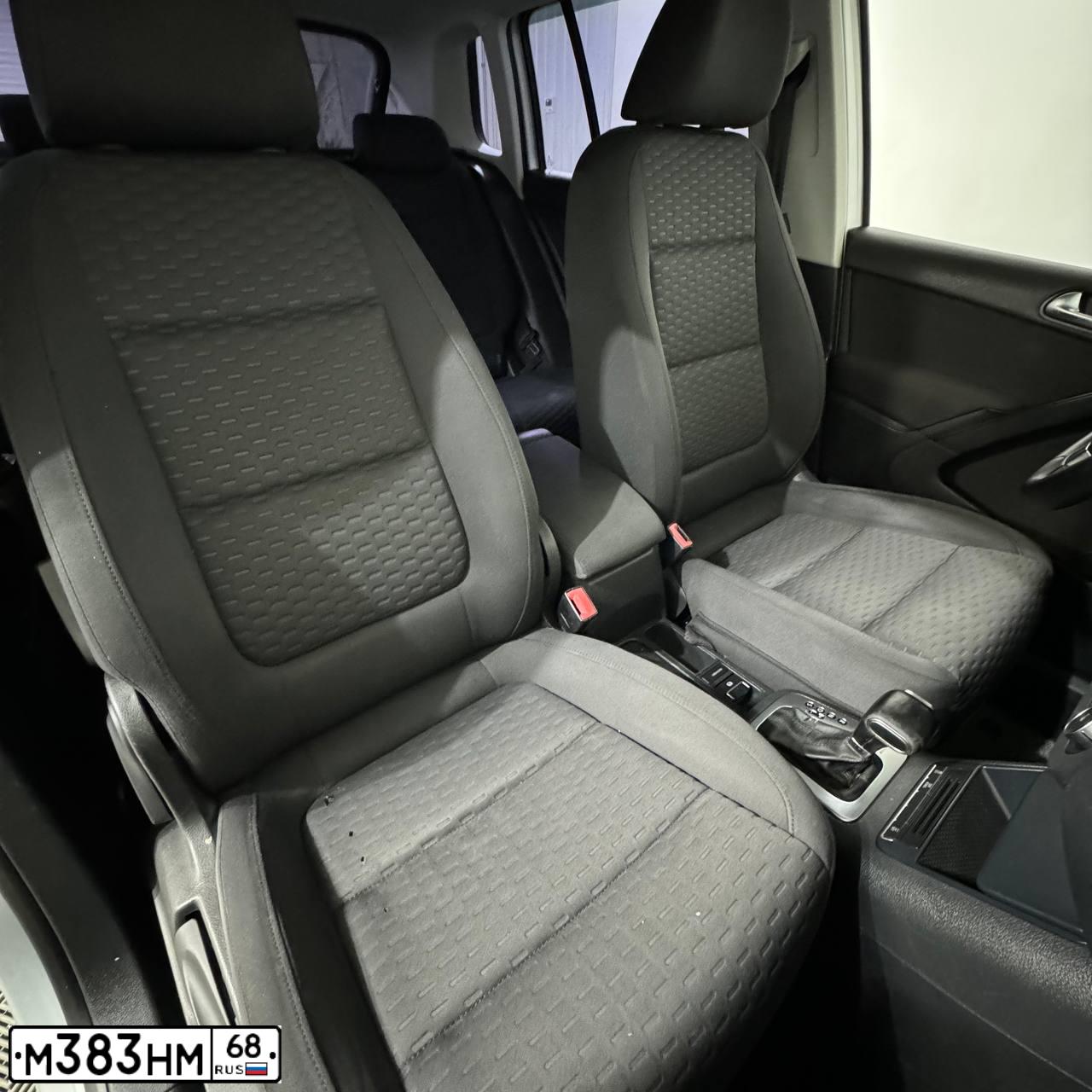 Фото автомобиля VOLKSWAGEN TIGUAN, 2010 — госномер Р512АМ82. Цвет: серебристый