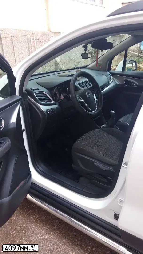 Фото автомобиля OPEL MOKKA, 2015 — госномер Т316ЕЕ181