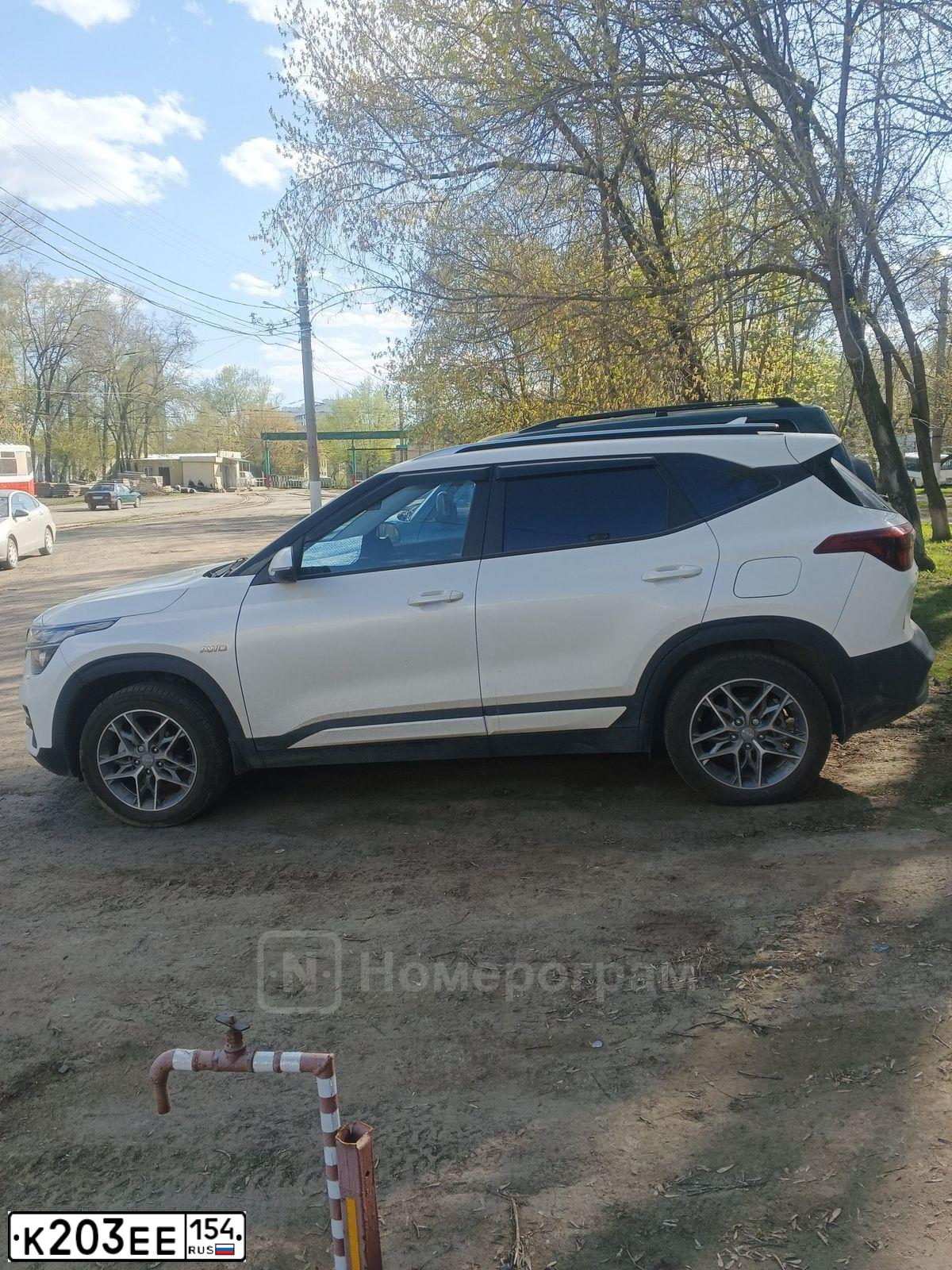 Фото автомобиля KIA SELTOS, 2020 — госномер К203ЕЕ154. Цвет: Белый