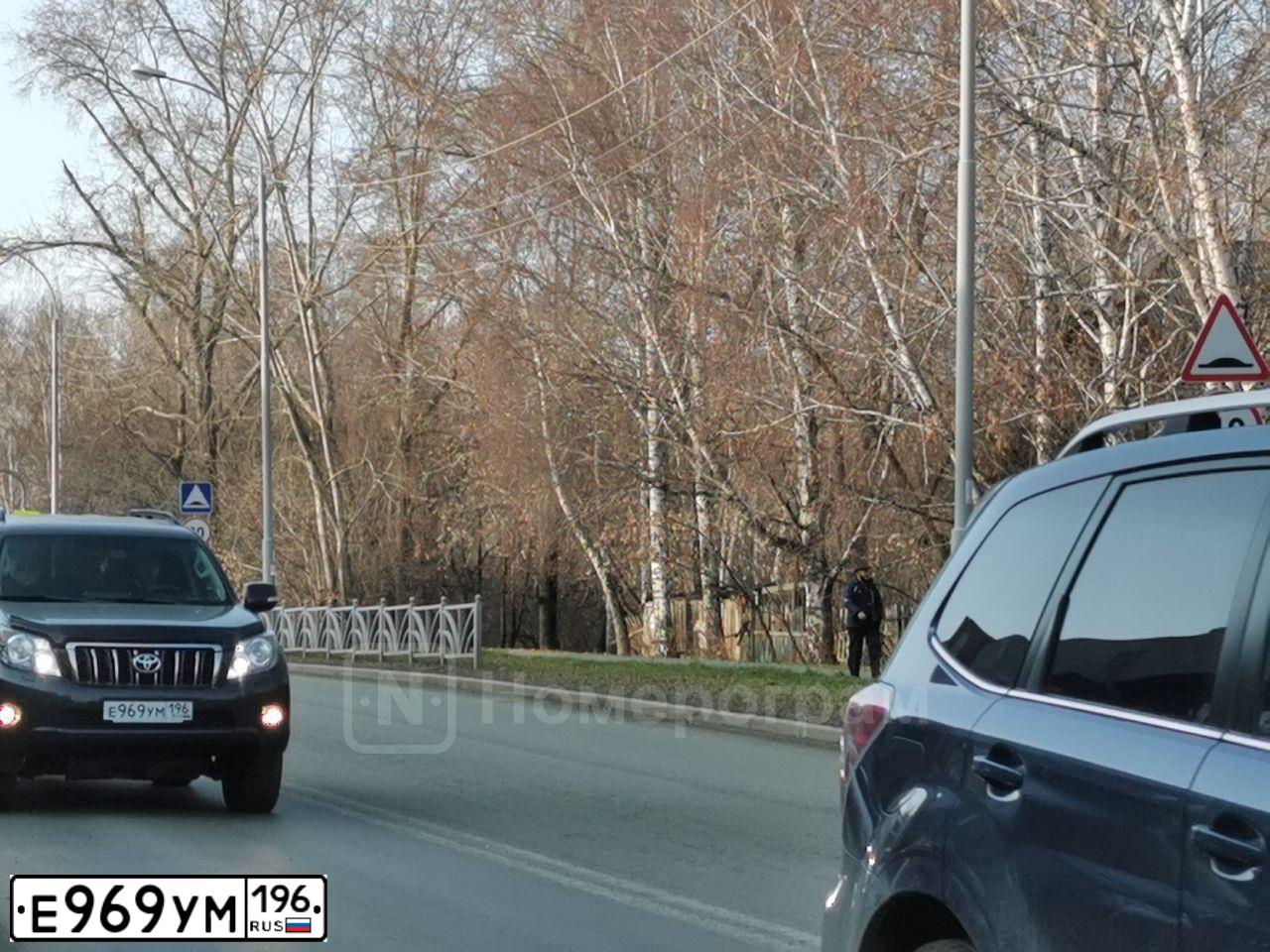 Фото автомобиля TOYOTA LANDCRUISER, 2011 — госномер Е969УМ196. Цвет: ТЕМНО-СЕРЫЙ