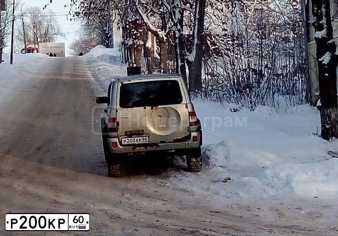 Фото автомобиля УАЗ ПАТРИОТ, 2011 — госномер Р200КР60. Цвет: серебристо желтый метал