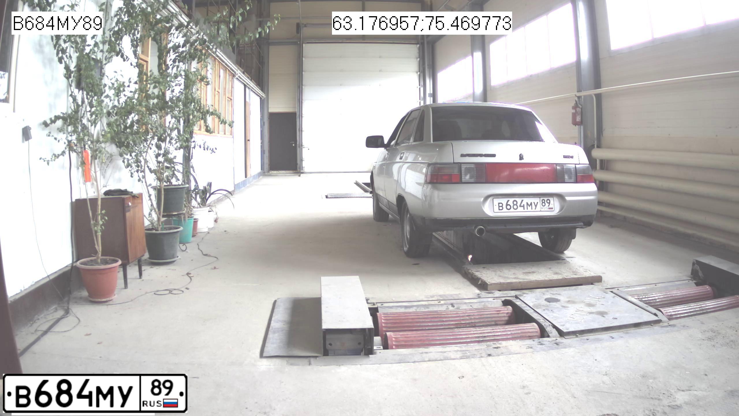 Фото автомобиля LADA 2110 LADA, 2006 — госномер В684МУ89. Цвет: БЕЛО-ЗЕЛЕНЫЙ