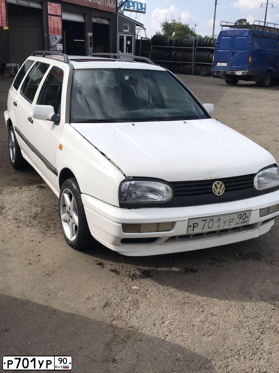 Фото автомобиля VOLKSWAGEN GOLF, 1996 — госномер К974ЕХ790. Цвет: Белый