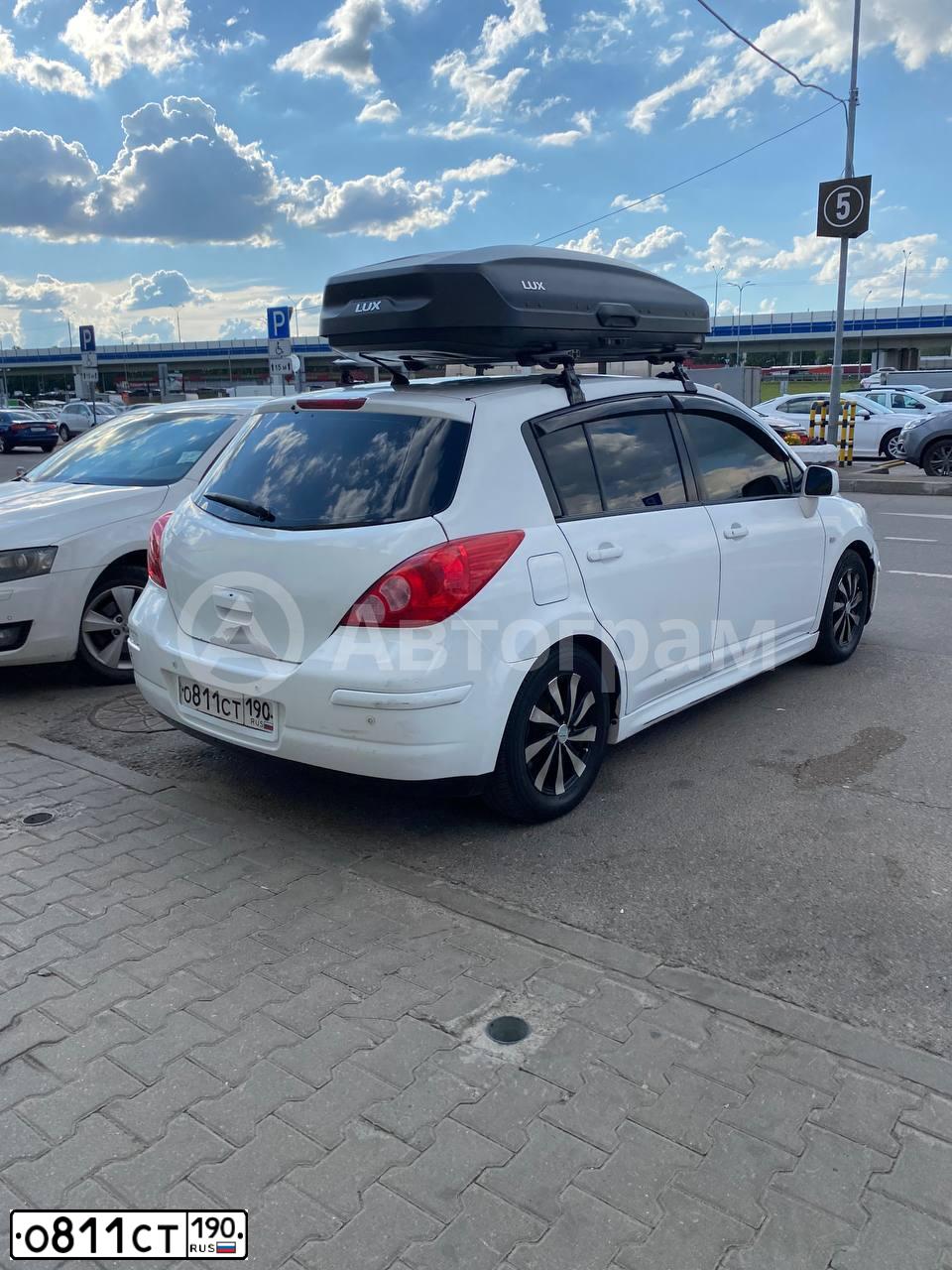 Фото автомобиля NISSAN TIIDA, 2011 — госномер О811СТ190. Цвет: БЕЛЫЙ